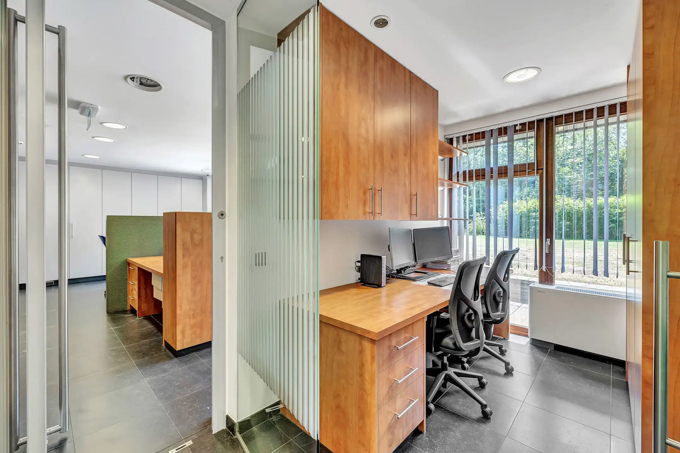 Instapklaar commercieel gelijkvloers op strategische locatie foto 13