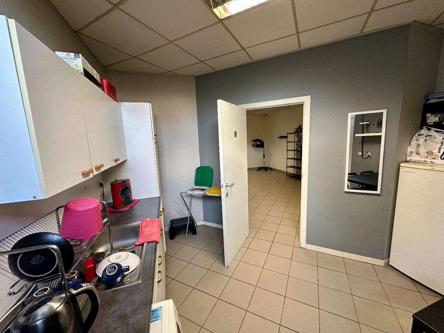 Instapklare winkelruimte van 150m² momenteel ingericht als kapperszaak in Eisden foto 12