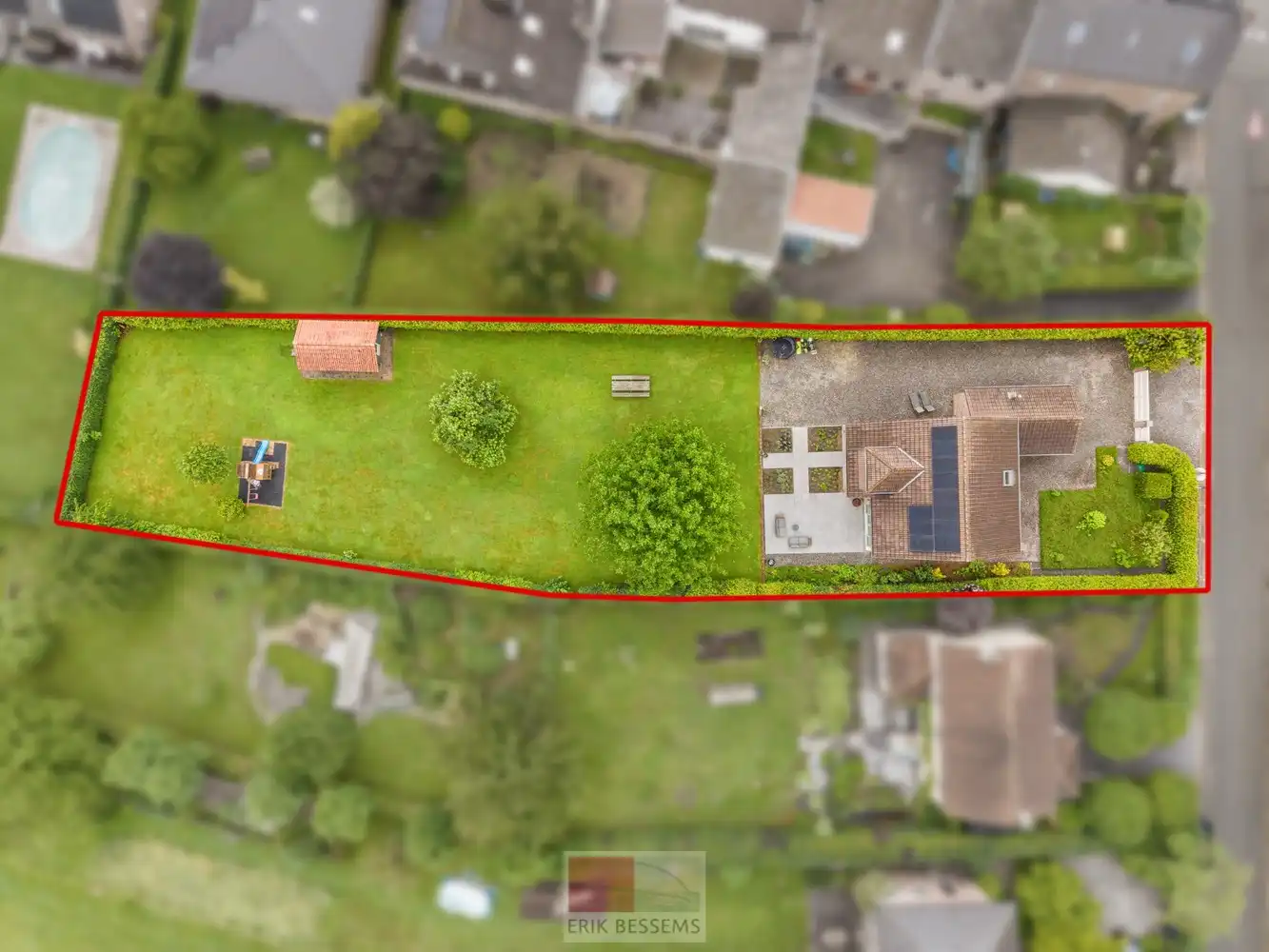 Instapklare gezellige vrijstaande woning met een woonopp. van circa 185 m2 op een perceel van 17a53ca foto 2