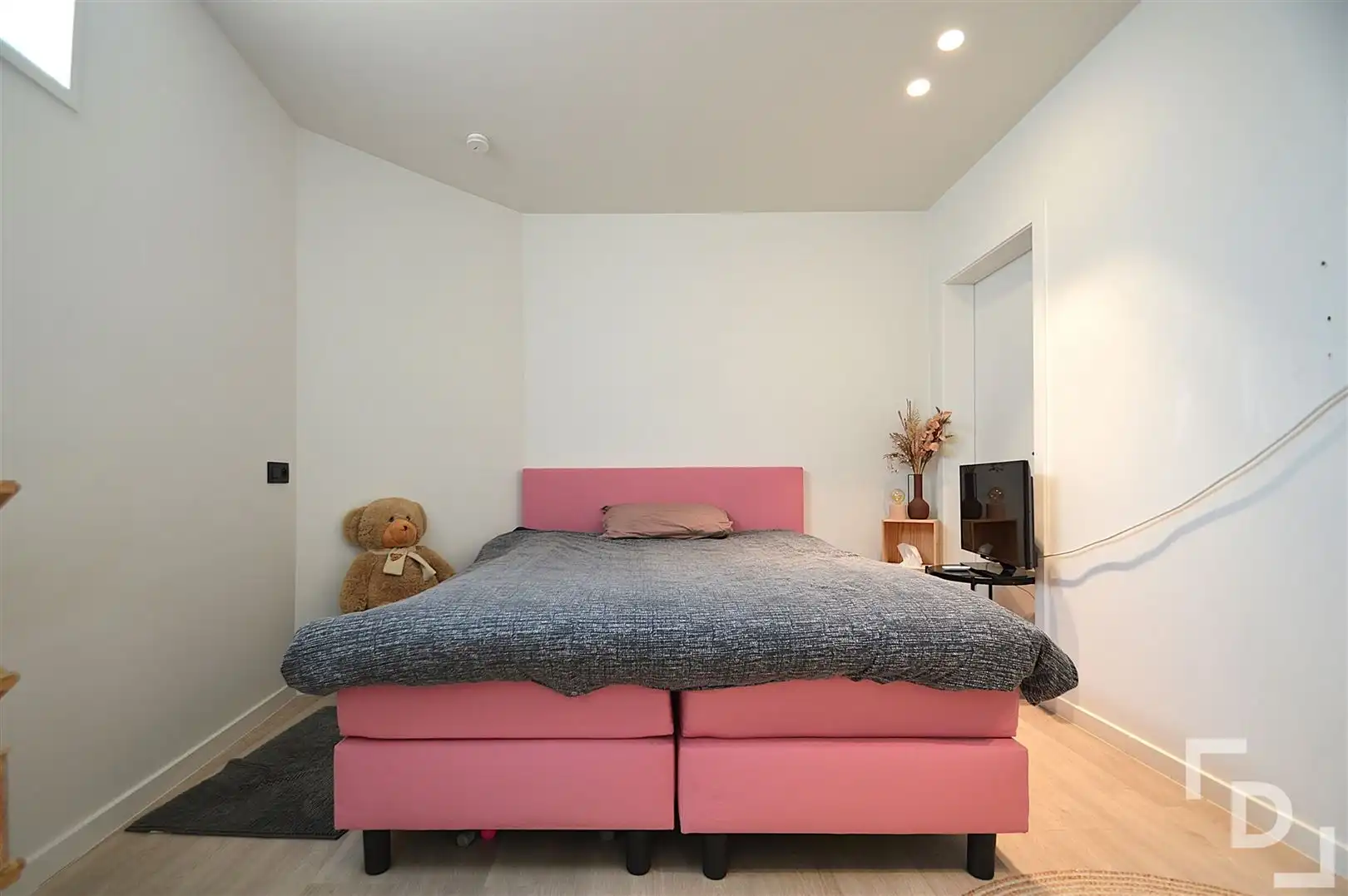 Compact appartement in centrum Ieper foto 11