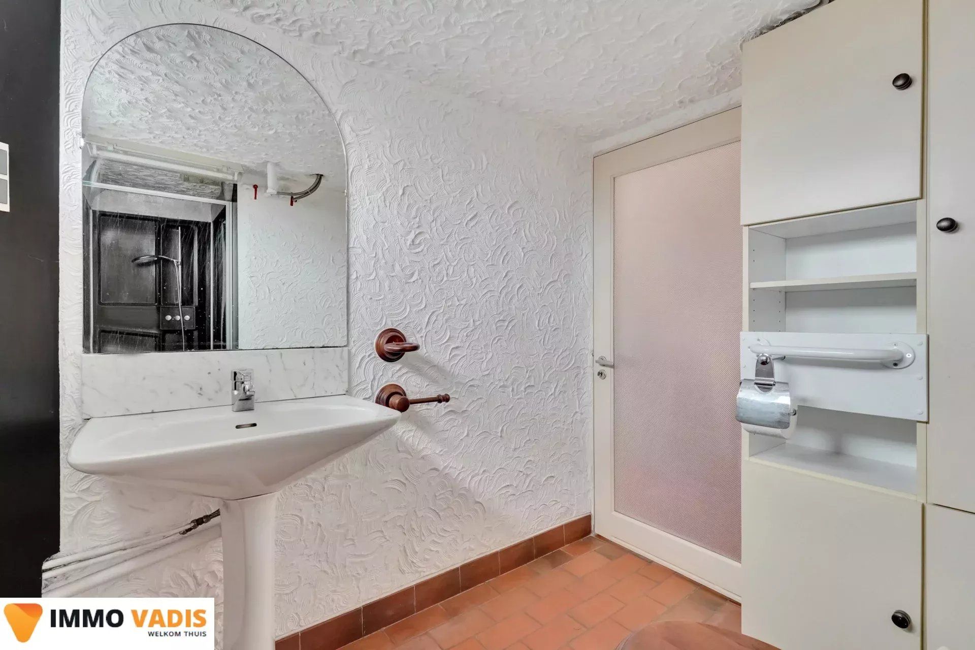 Te renoveren woning met  garage en mooie tuin foto 19