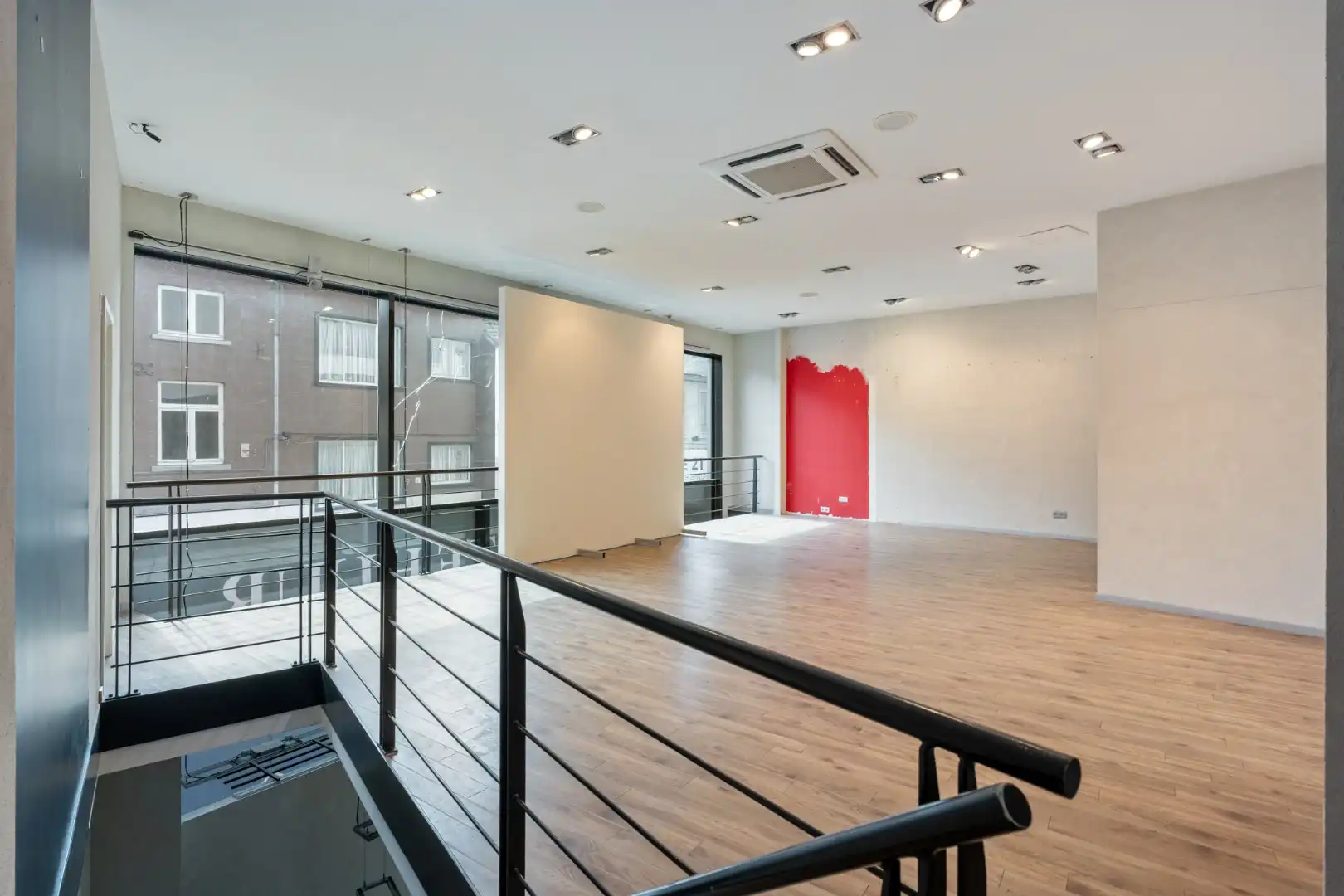 Handelspand, 150m², met 1-slaapkamerappartement op topligging in het centrum  foto 4