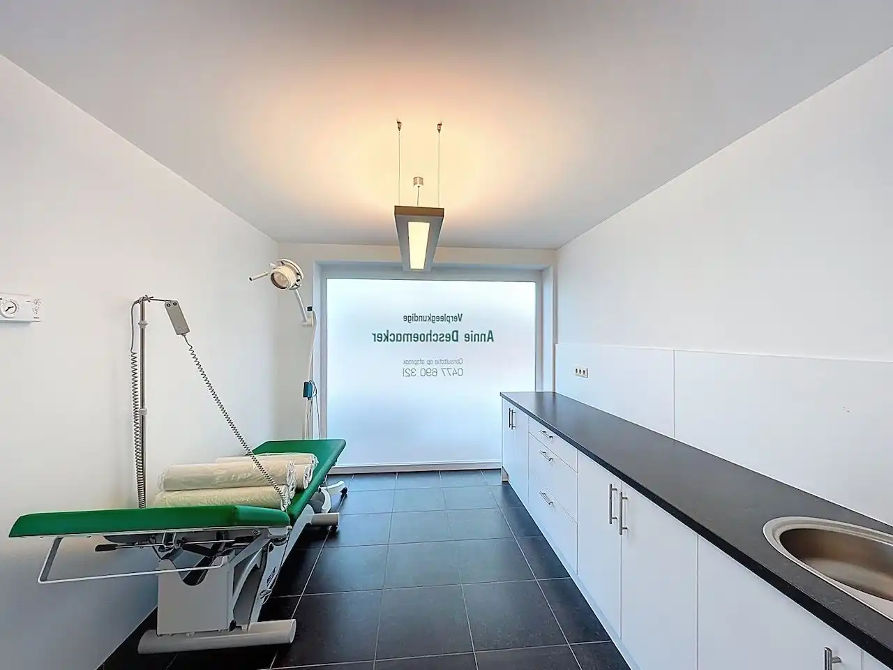 Praktijkruimte in standingvolle residentie ter hoogte van de Knokkestraat te Heist. foto 7