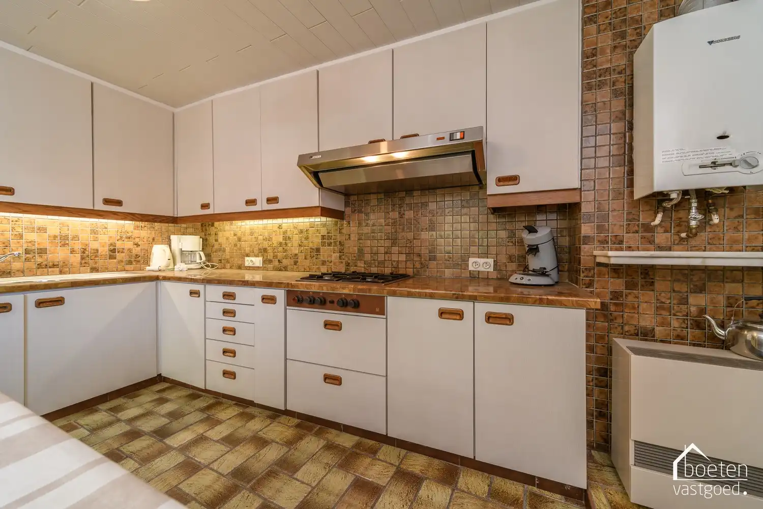 Veurne: Te renoveren stadswoning met heel wat mogelijkheden, 4 à 5 slpks, zonnig tuintje en dubbele garage op 236m² grondopp. foto 6