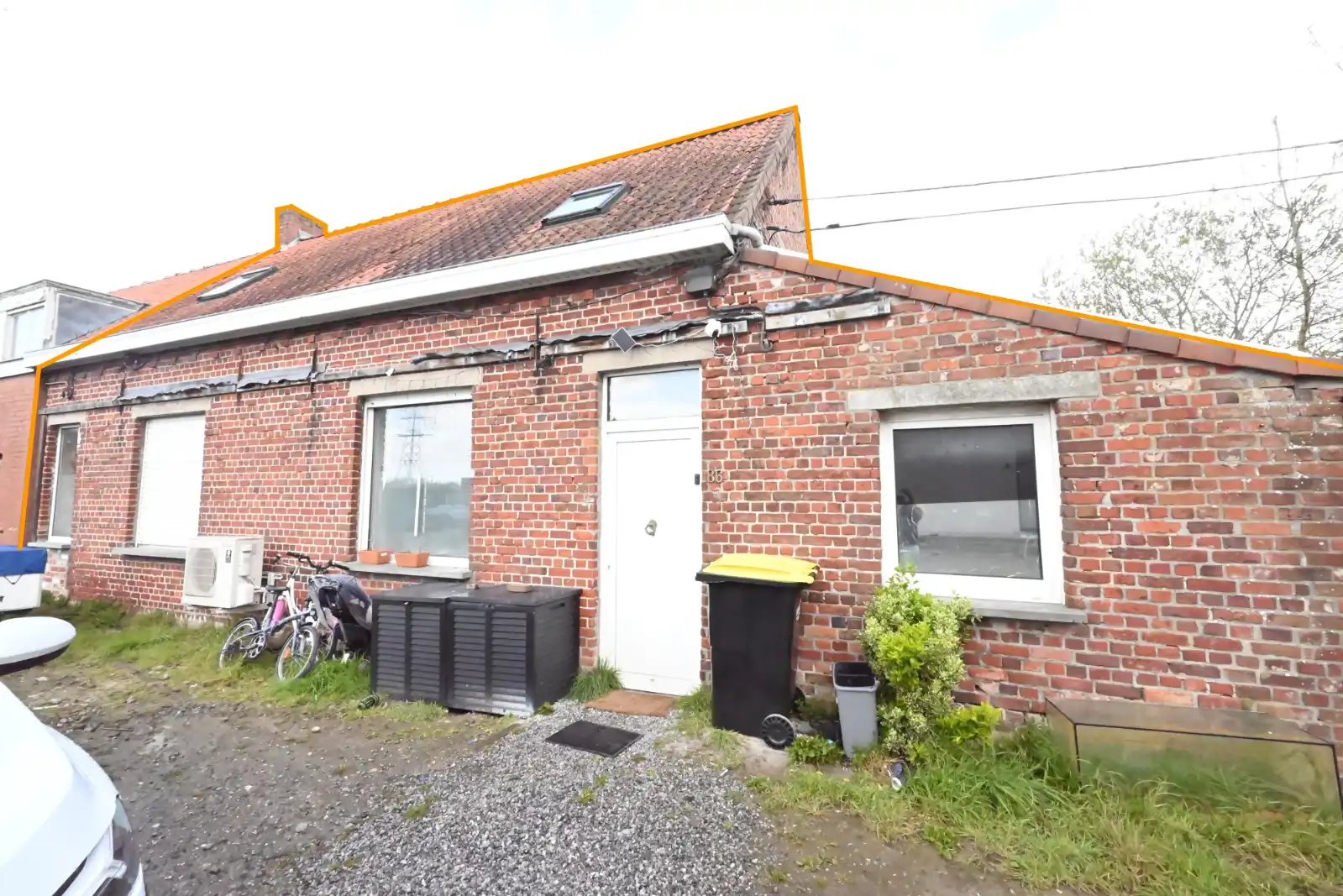 Hoofdfoto van de publicatie: Woning met potentieel in Izegem te koop!