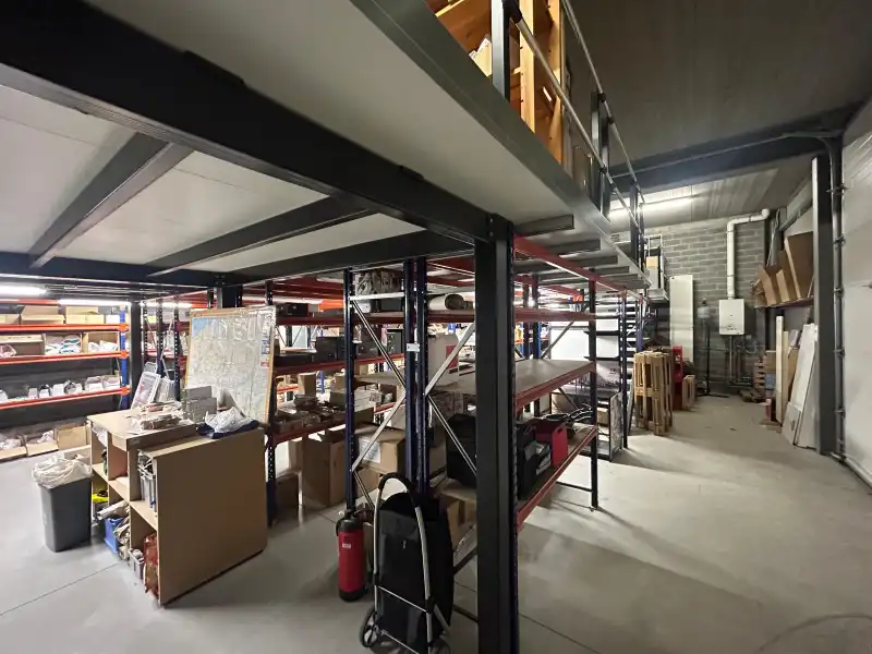 Modern magazijn / showroom met mezzanine en parking foto 9