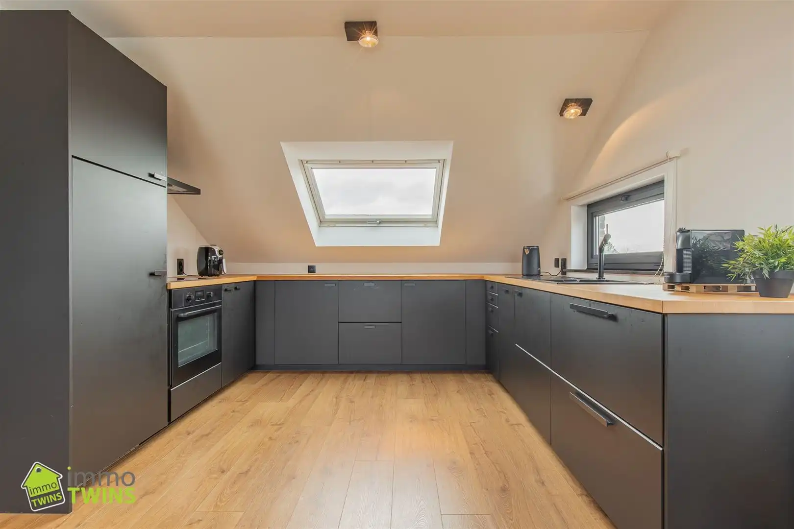 Lichtrijk en energiezuinig dakappartement met terras foto {{pictureIndex}}