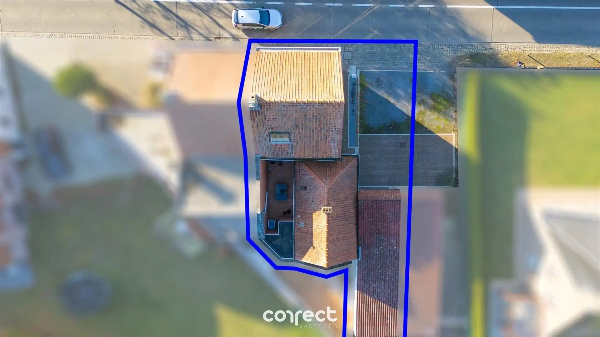 Halfopen bebouwing met ruime oprit, garage, carport en 3 volwaardige slaapkamers. foto 5