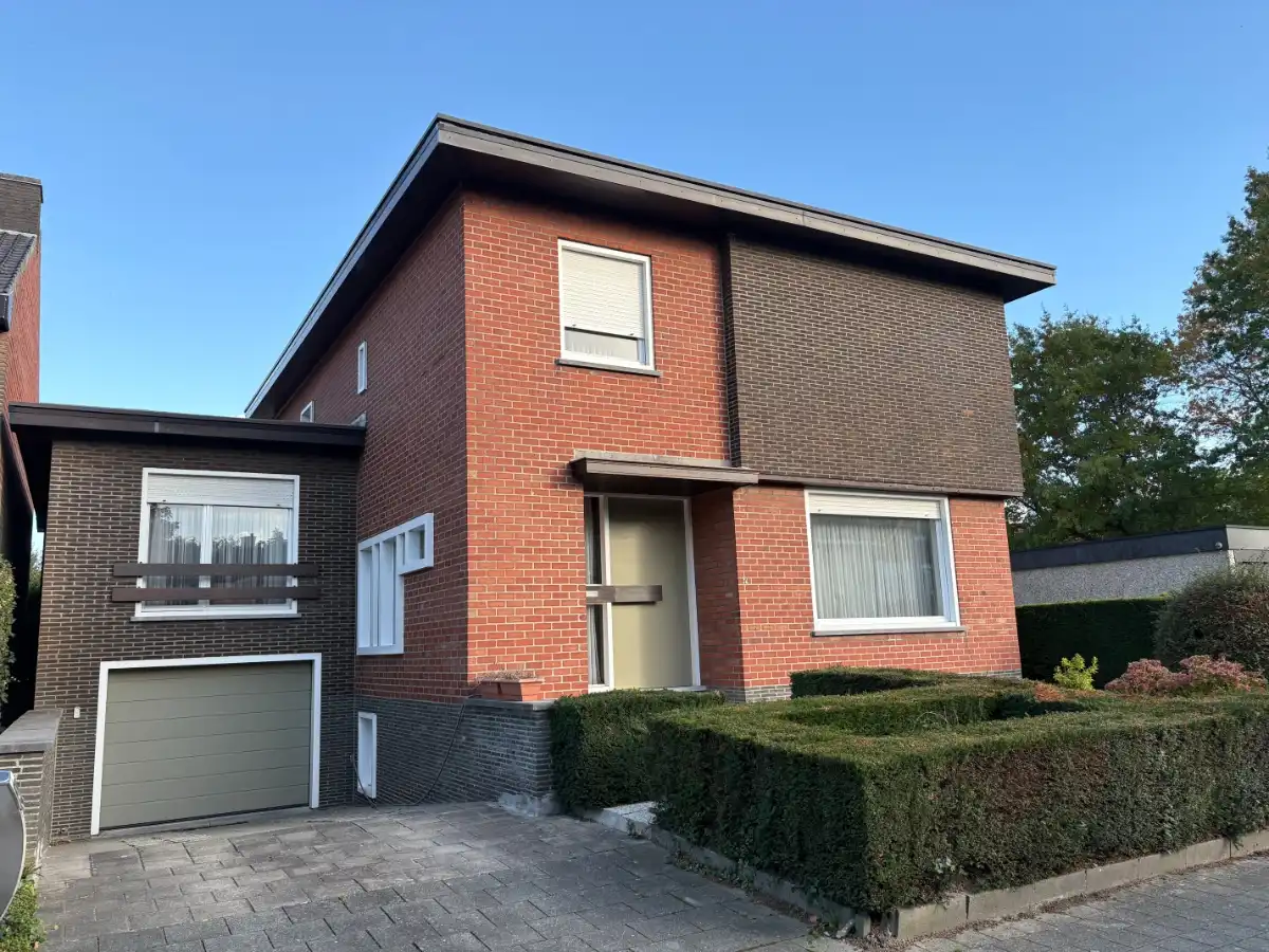 Hoofdfoto van de publicatie: EENGEZINSWONING met potentieel!