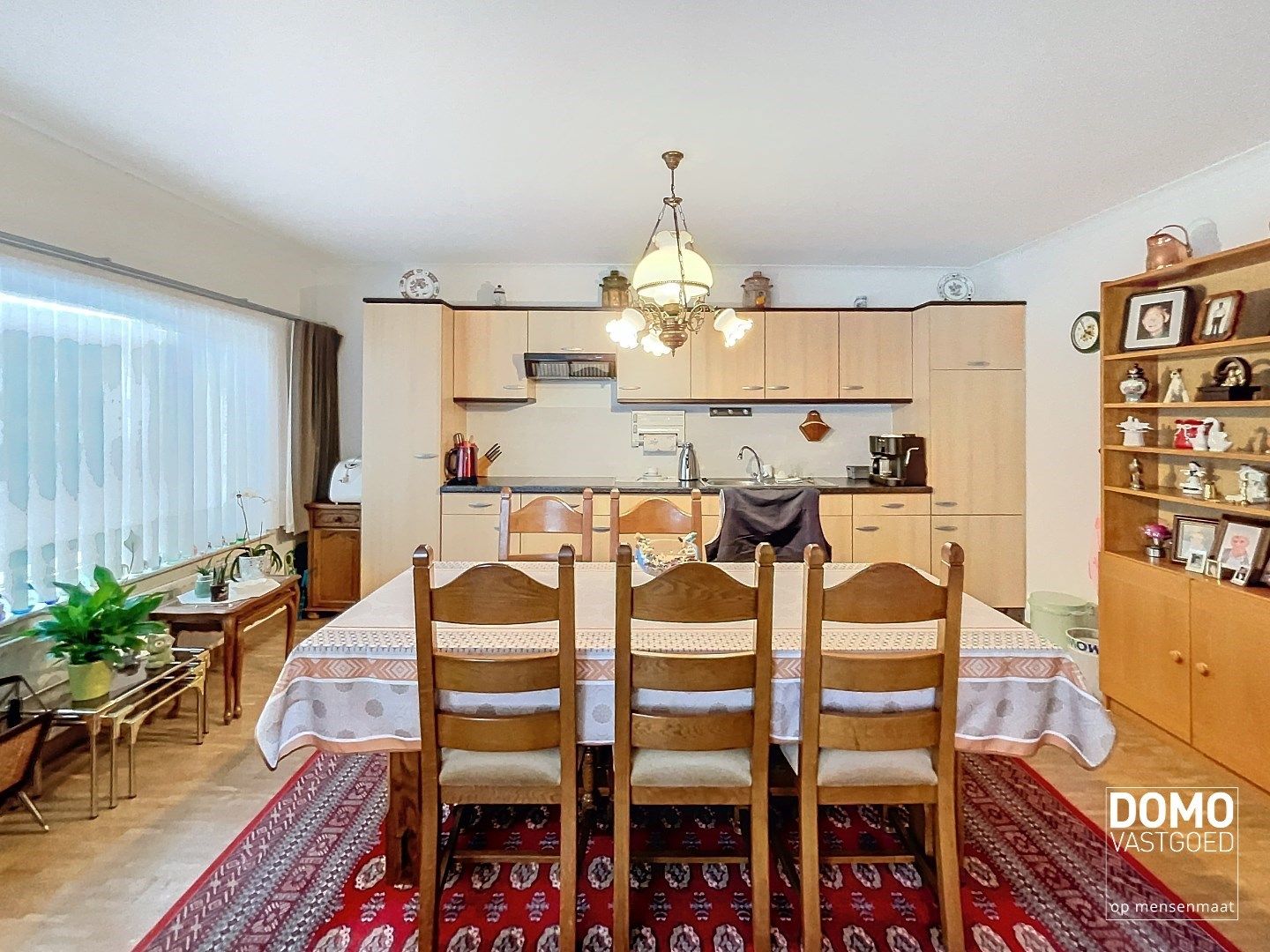 Commercieel gelegen handelspand met inclusief bovenliggend appartement te Kermt. foto 6