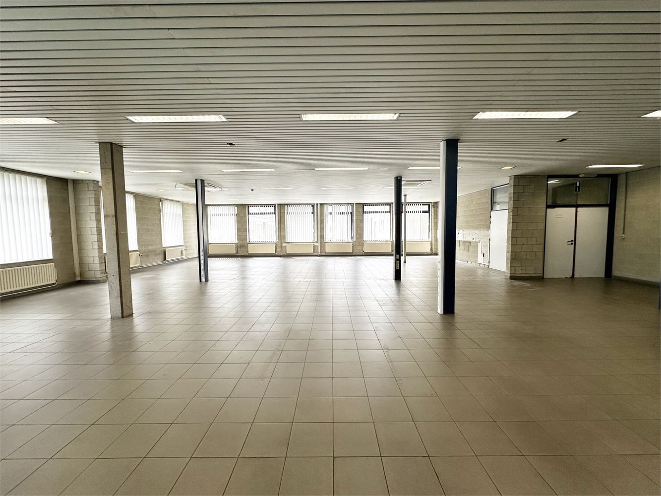 ERG RUIM KANTOOR NABIJ OPRIT AUTOSTRADE foto 9