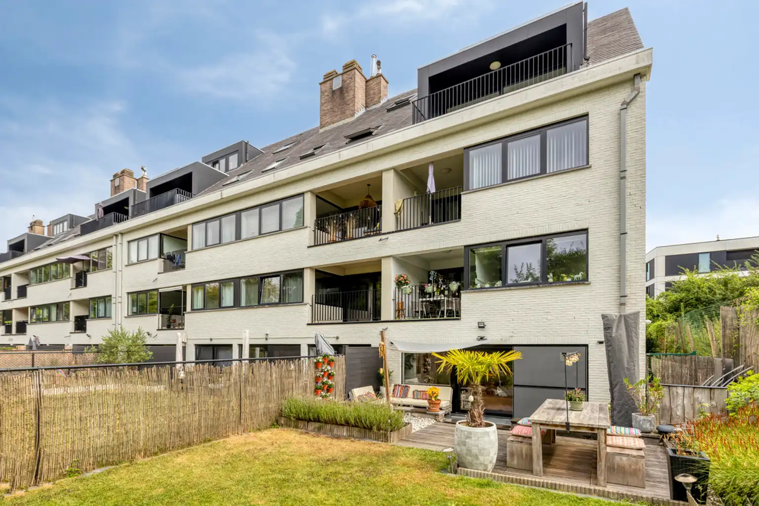 Instapklaar 2-slaapkamerappartement met tuin en garage foto 29
