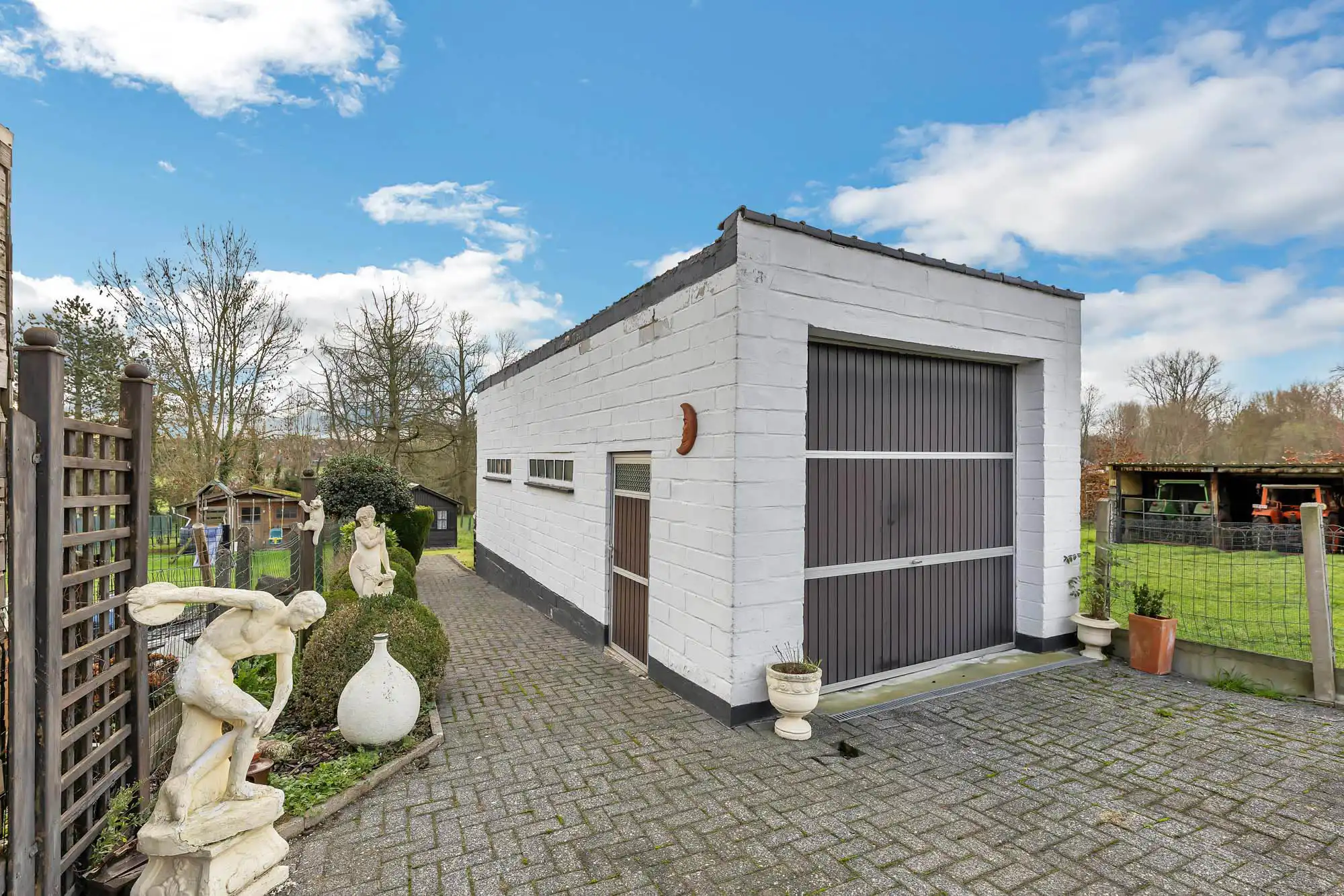 Te renoveren HOB met ruime garages en tuin foto 19