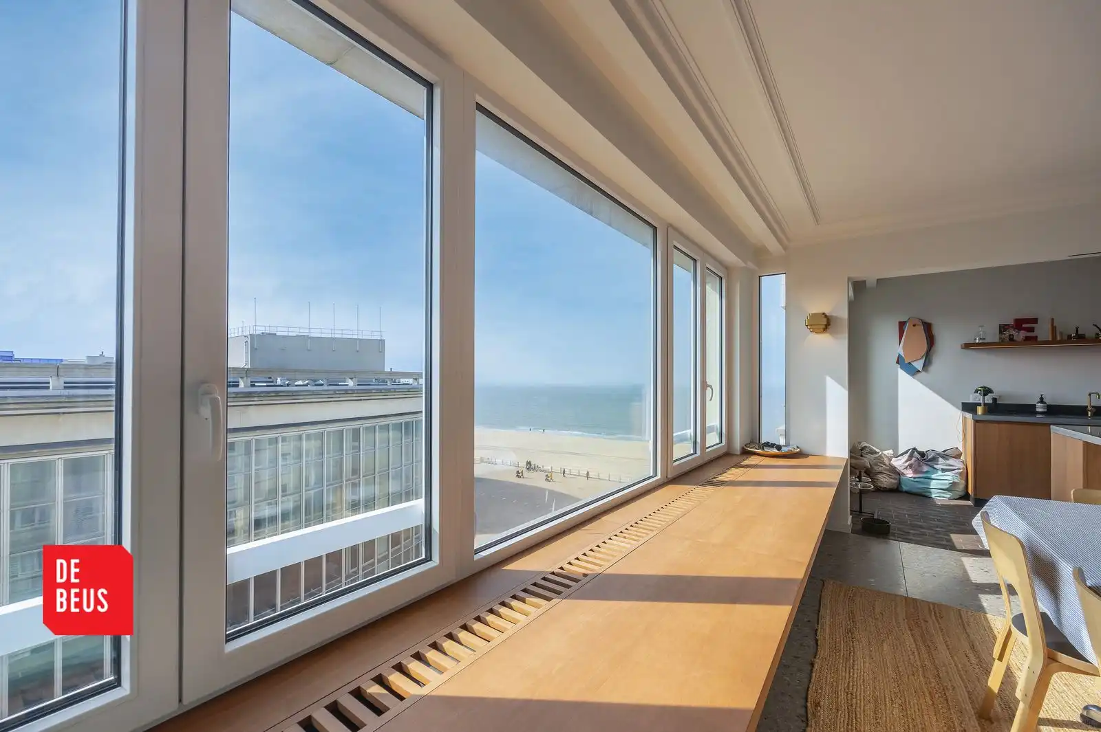 Exclusief appartement met lateraal zeezicht, veel lichtinval en twee grote slaapkamers. foto {{pictureIndex}}