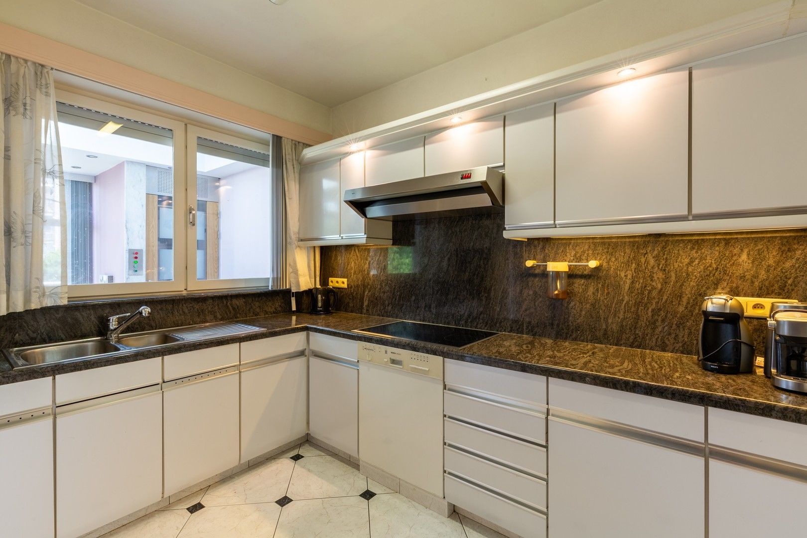 Zeer lichtrijke woning met unieke veranda foto 15