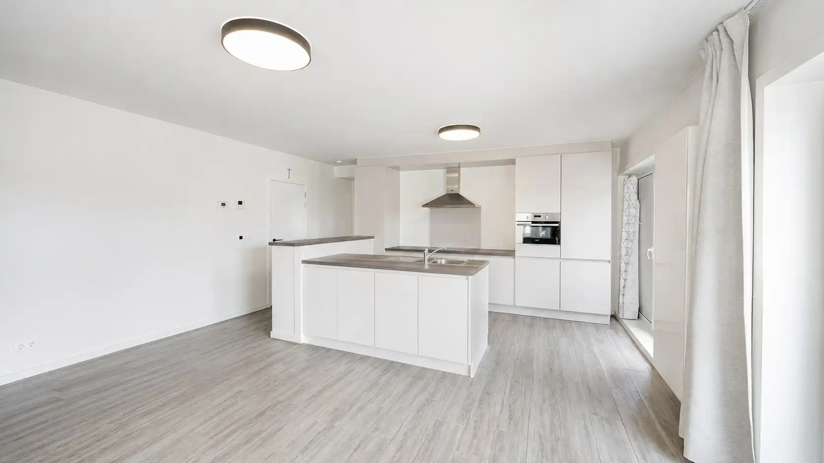 Gerenoveerd appartement met twee kamers en open zichten  foto 3