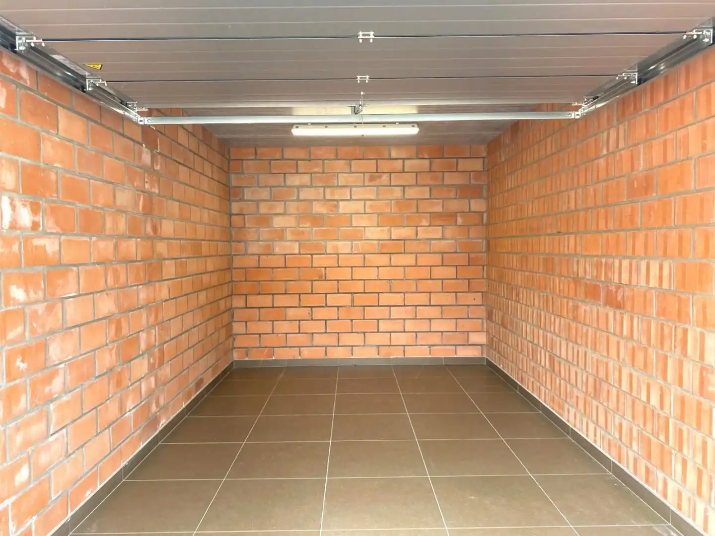 GARAGEBOXEN GELEGEN IN DORPSKERN VAN MEULEBEKE!  foto 3