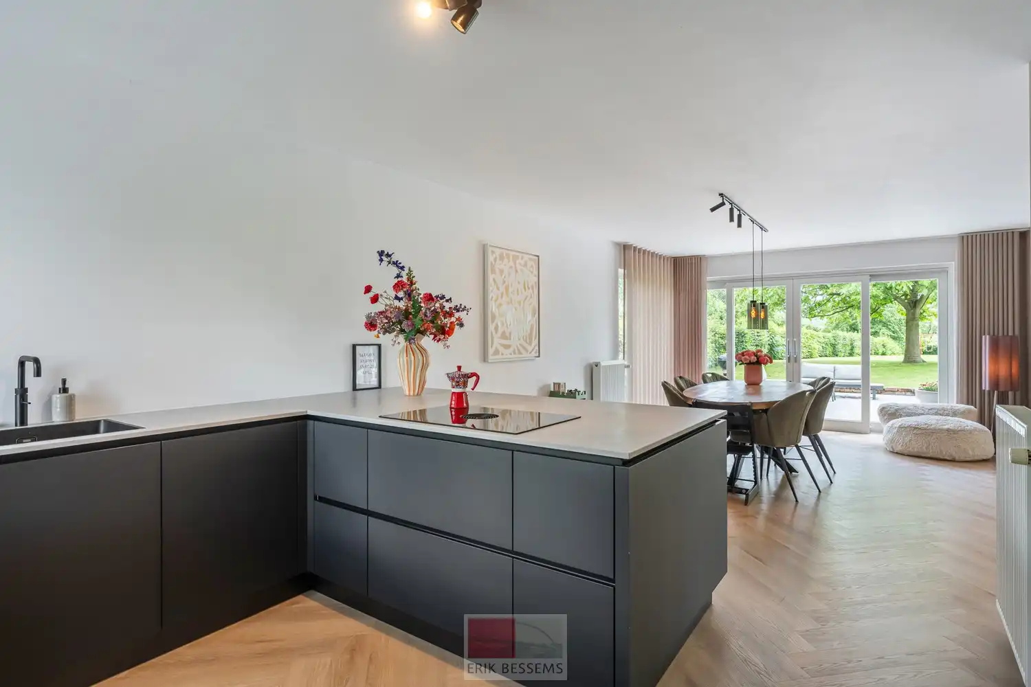 Instapklare gezellige vrijstaande woning met een woonopp. van circa 185 m2 op een perceel van 17a53ca foto 9