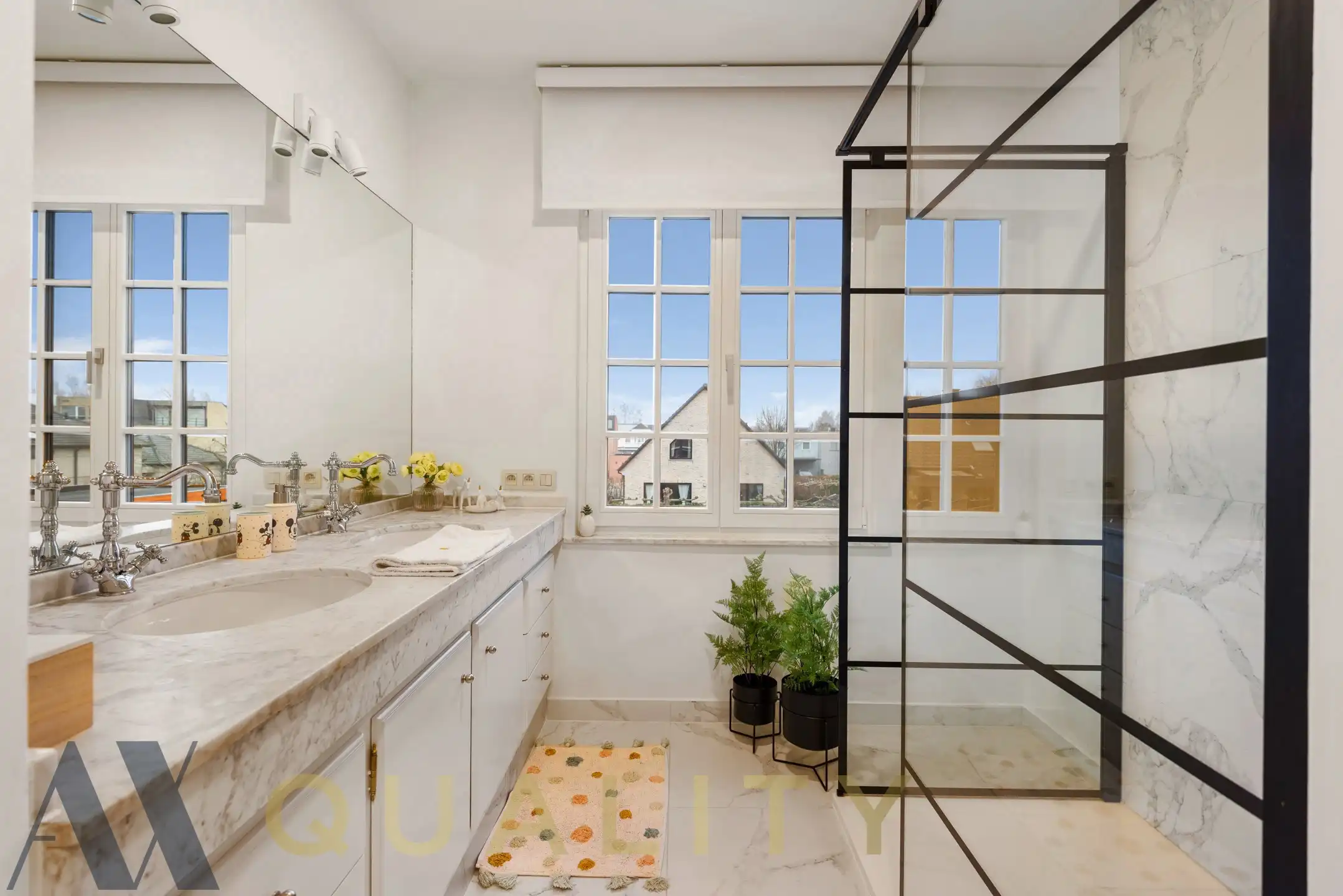 Unieke volledig gerenoveerde Villa met 5 slaapkamers, 2 badkamers, garage, groot terras, ruime tuin, zwembad, fitnessruimte en oprit op een terrein van 16 are 80 ca foto 6