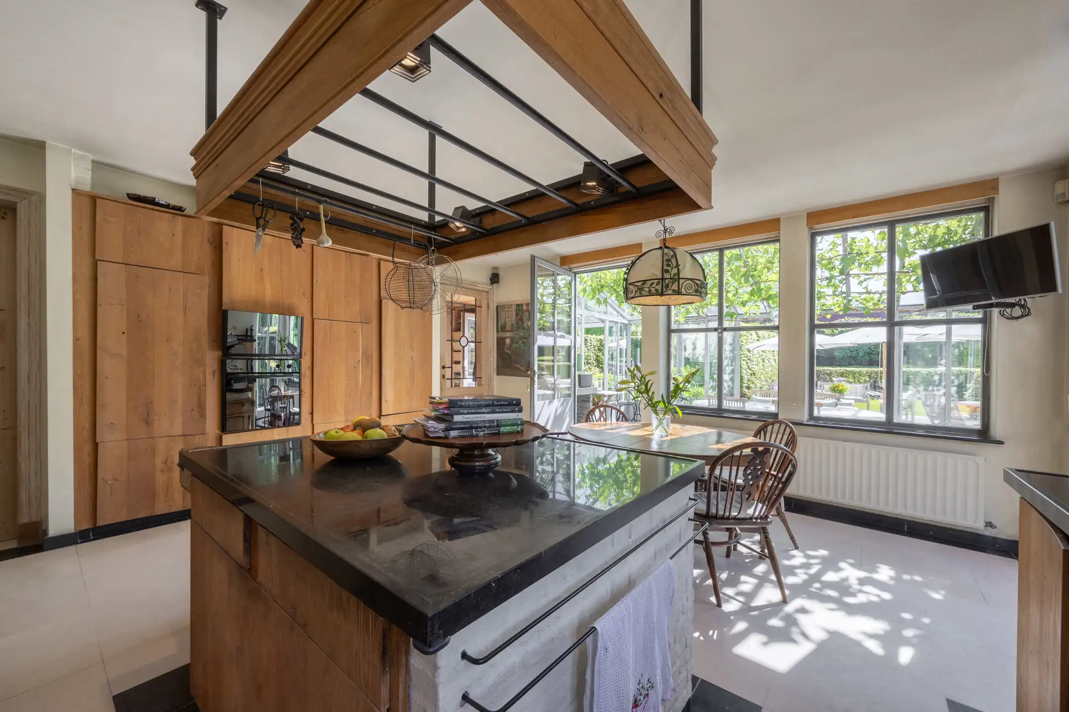 Unieke parel op royaal perceel (3.877 m²) met bouwgrond foto 12