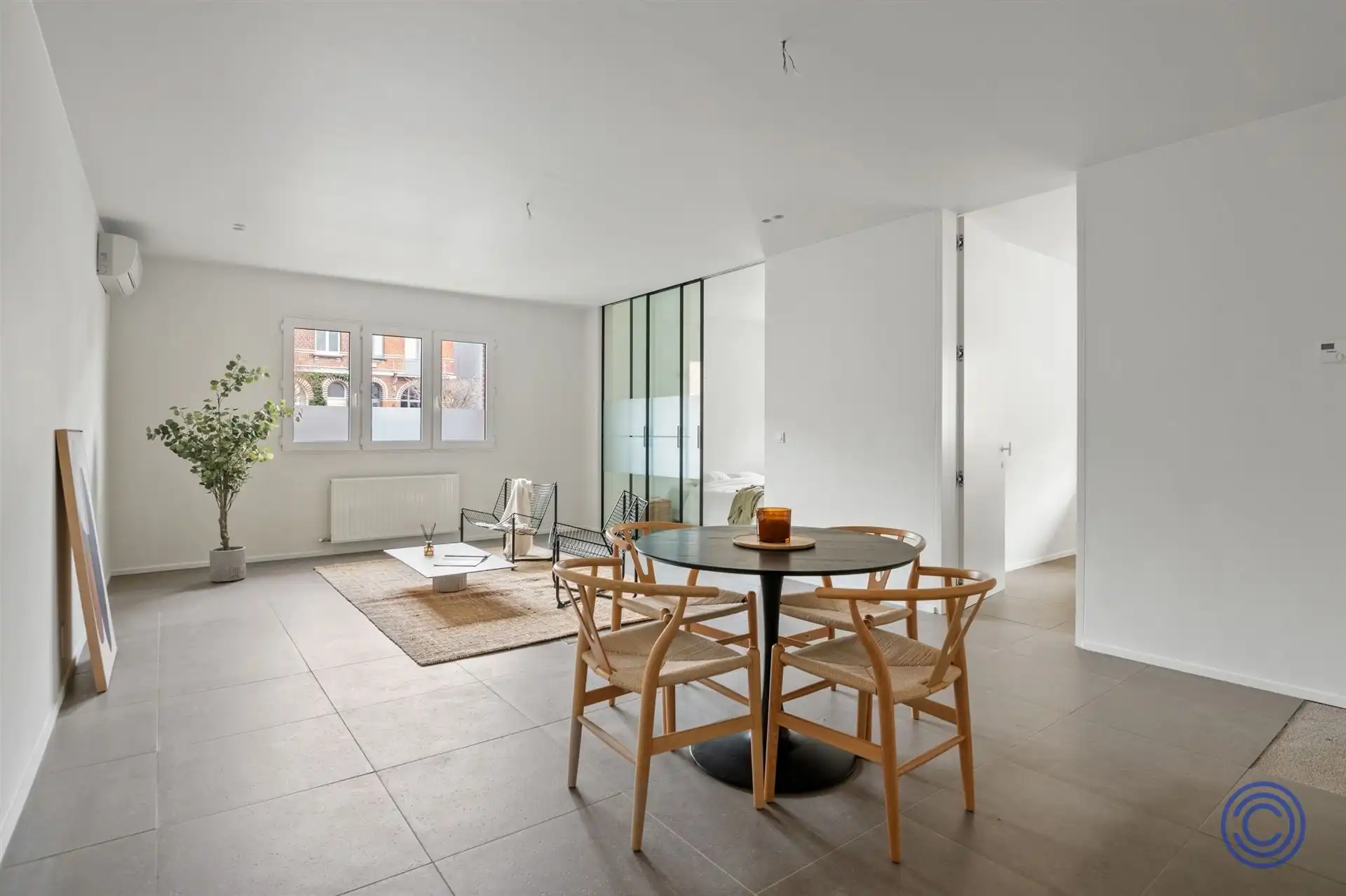 Prachtig gerenoveerd 1-slpk gelijkvloers met 2 parkings! foto {{pictureIndex}}