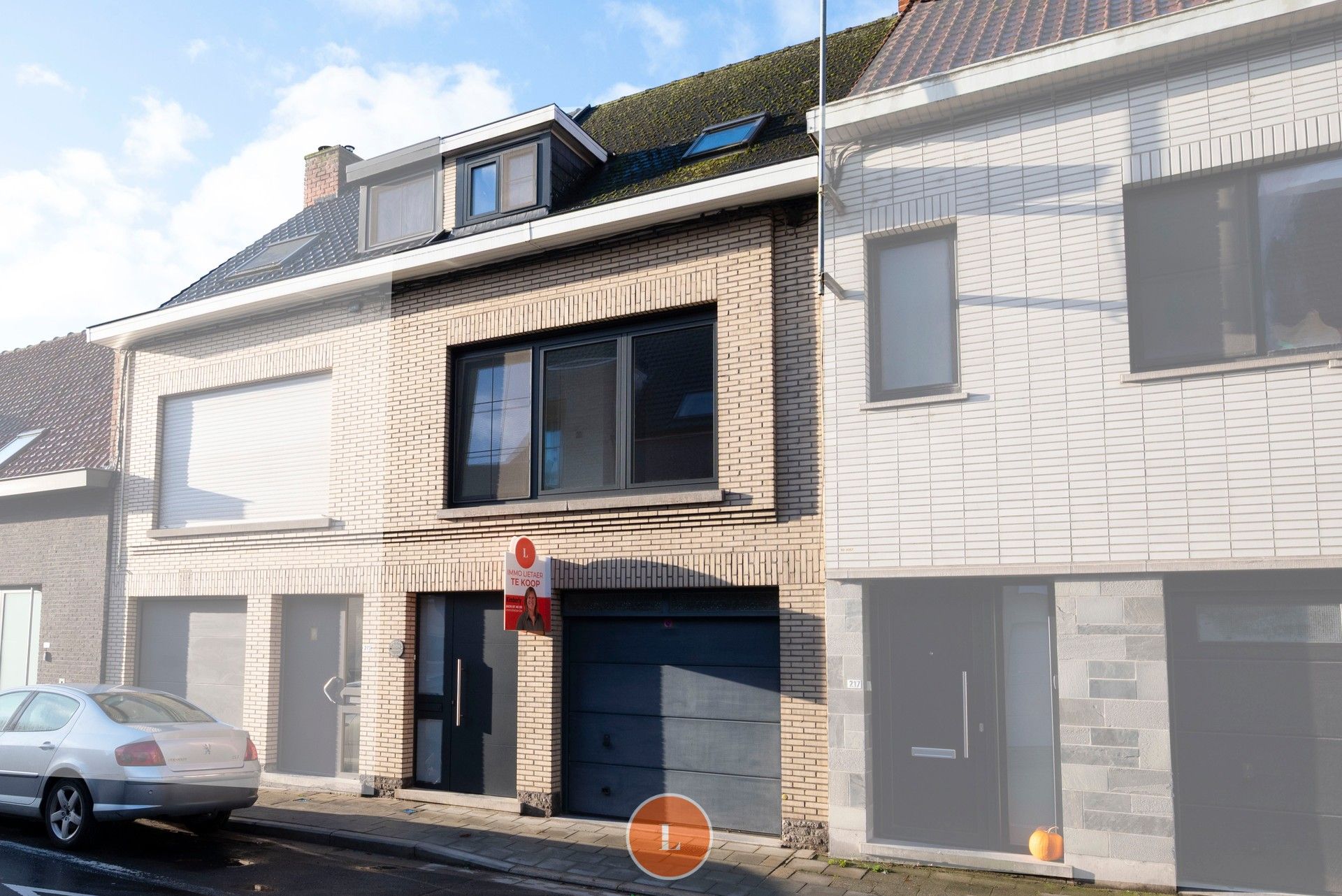 Instapklare gezinswoning met garage en tuin in Wevelgem. foto {{pictureIndex}}