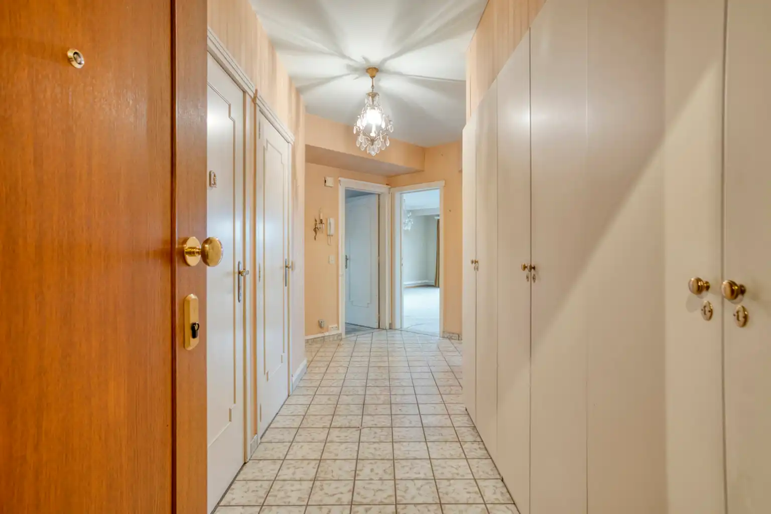 Te moderniseren hoekappartement met twee slaapkamers foto 3