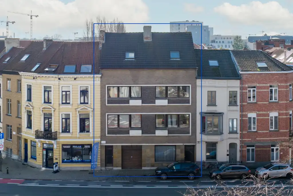 Hoofdfoto van de publicatie: Ruim te renoveren woning met garage en zuidgerichte tuin op een boogscheut van het stadscentrum.