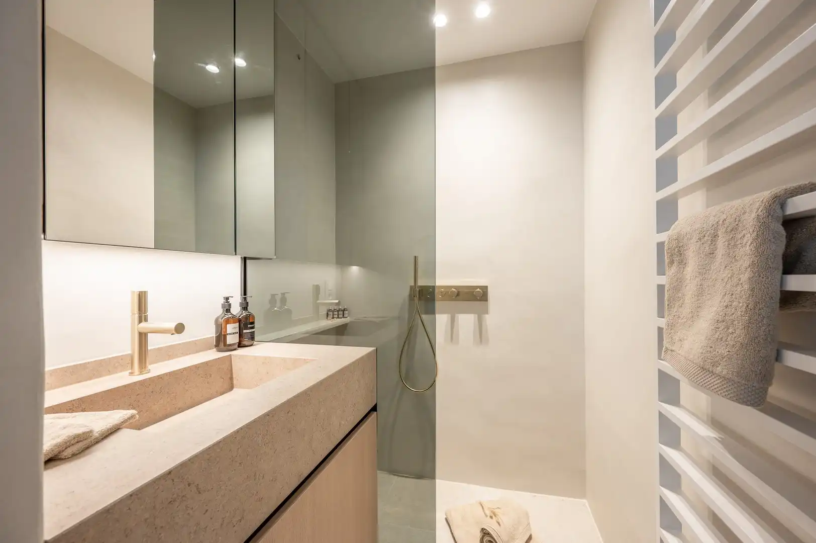 Luxueus gerenoveerd hoekappartement met zeezicht vlakbij de wandeldijk in het Zoute. foto 21