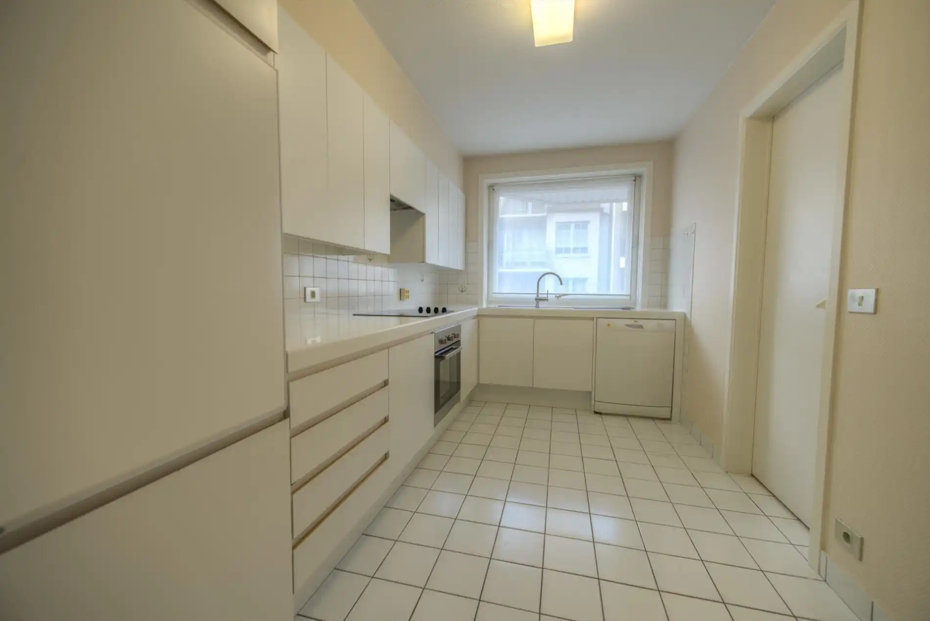 Ruim appartement  gelegen op de Kustlaan tussen het Lichttorenplein en het Driehoeksplein. foto 4