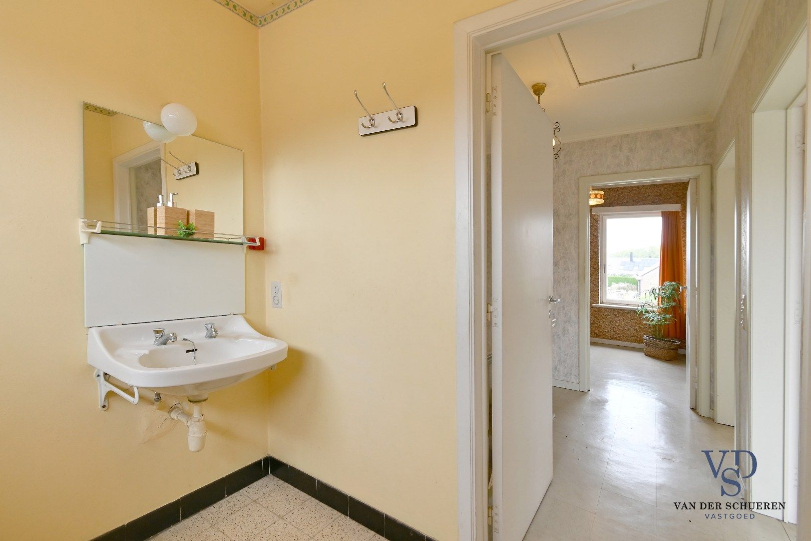 Degelijke eigendom in rustige wijk foto 16