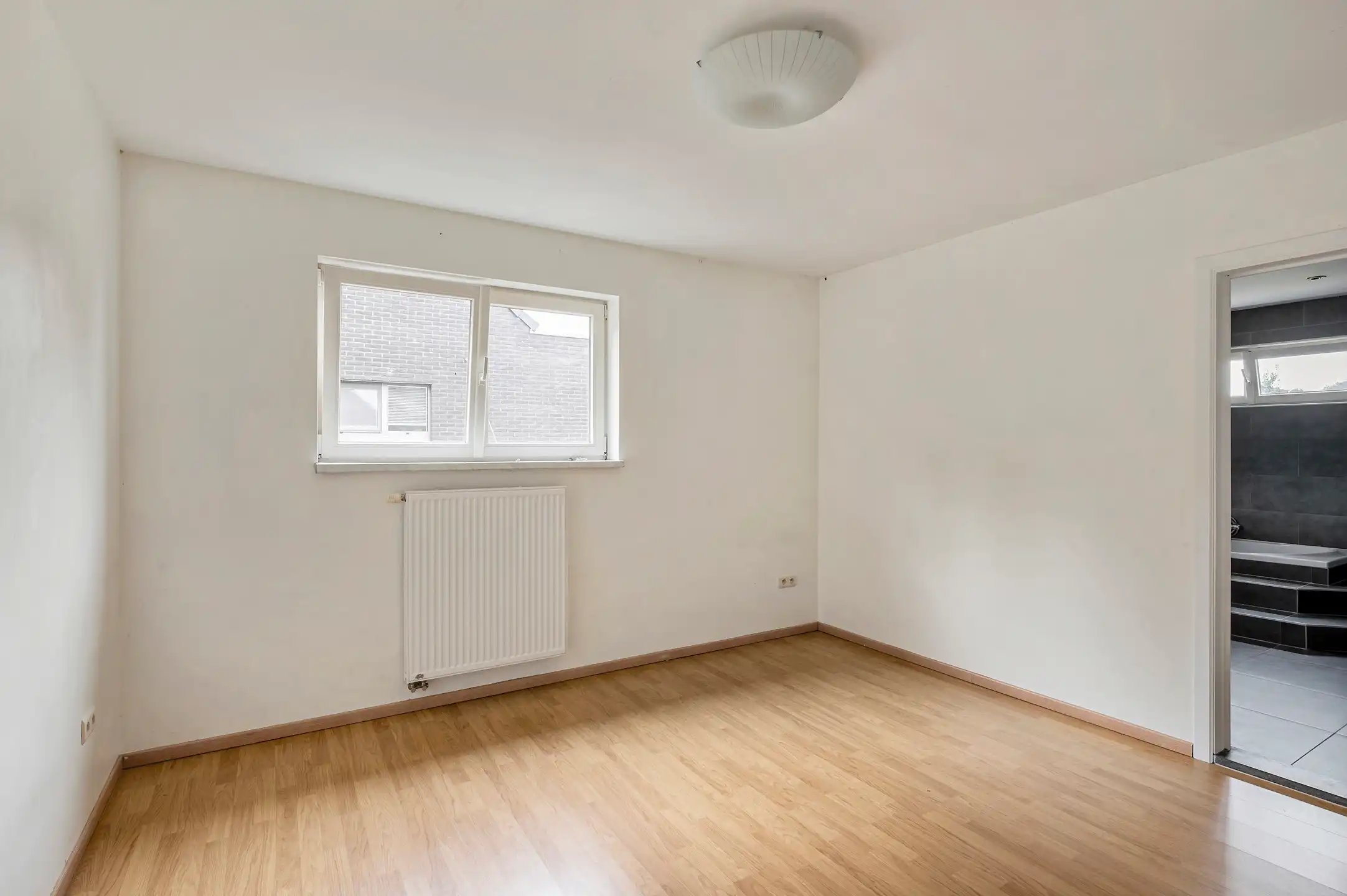 Ruime en lichtrijke gezinswoning met 3 slaapkamers, dressing bureau en aangename tuin foto 17