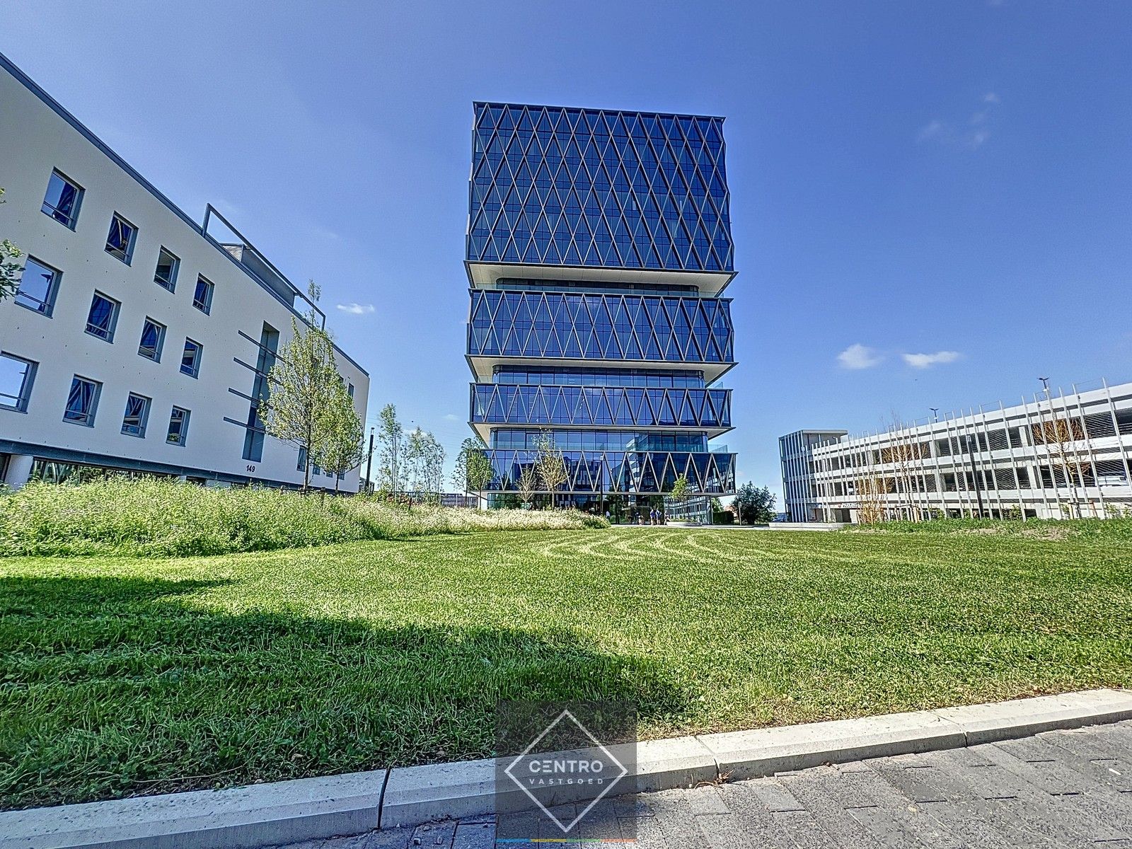 SCHERP GEPRIJSDE kantoorruimte (±240m²) met prachtige zichten in de Westwing Tower op de derde verdieping ! foto 3