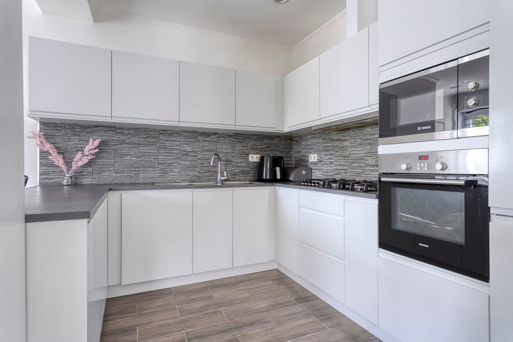 Ruime kloeke gerenoveerde woning met garage !!!! foto 6