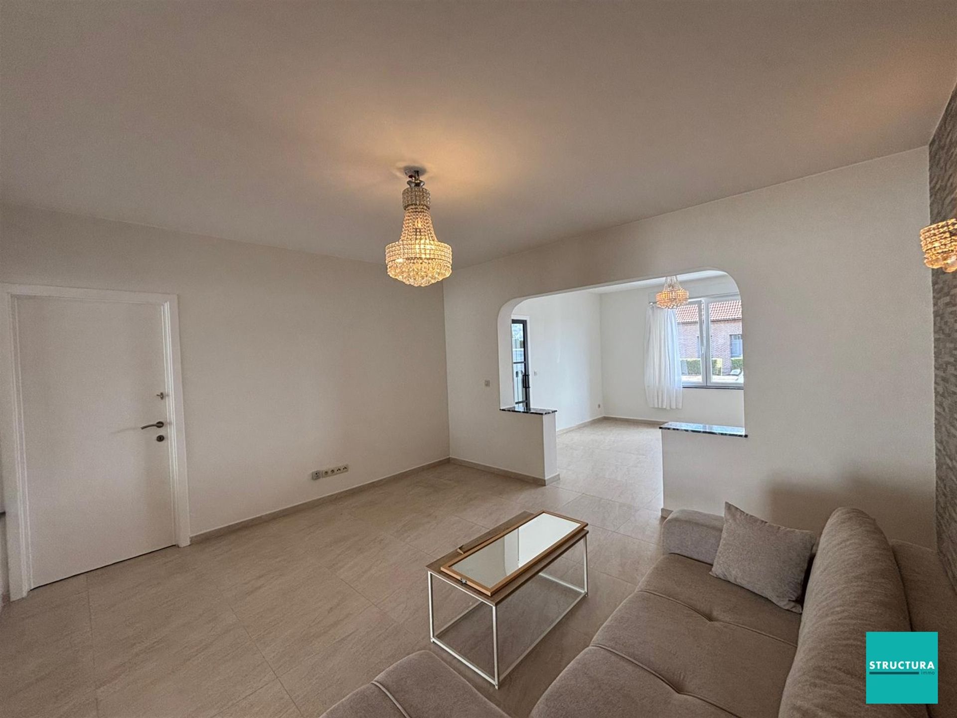 Volledig gerenoveerde, ruime woning met vlotte bereikbaarheid! foto 8