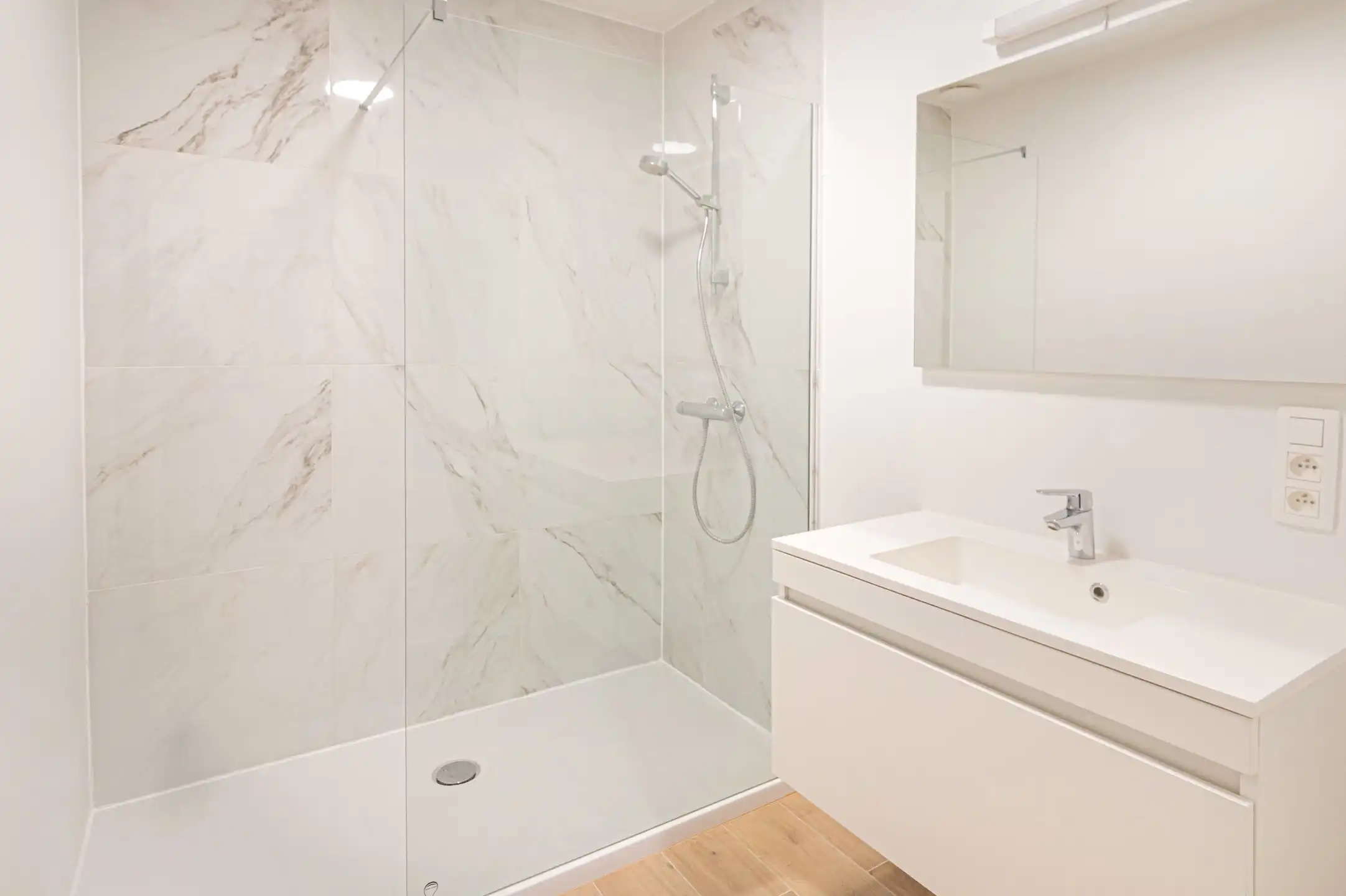 Modern en ruim 1 slpk app met zonnig terras en staanplaats! foto 9