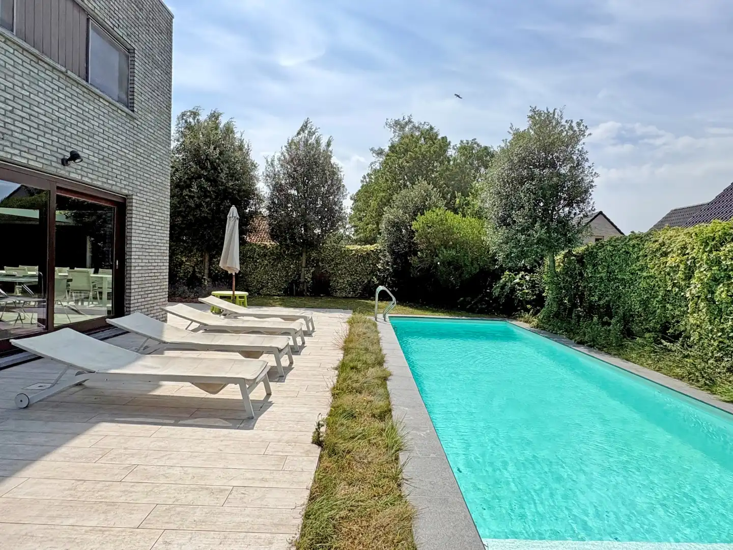 Zongerichte en moderne villa te Oostduinkerke. foto {{pictureIndex}}