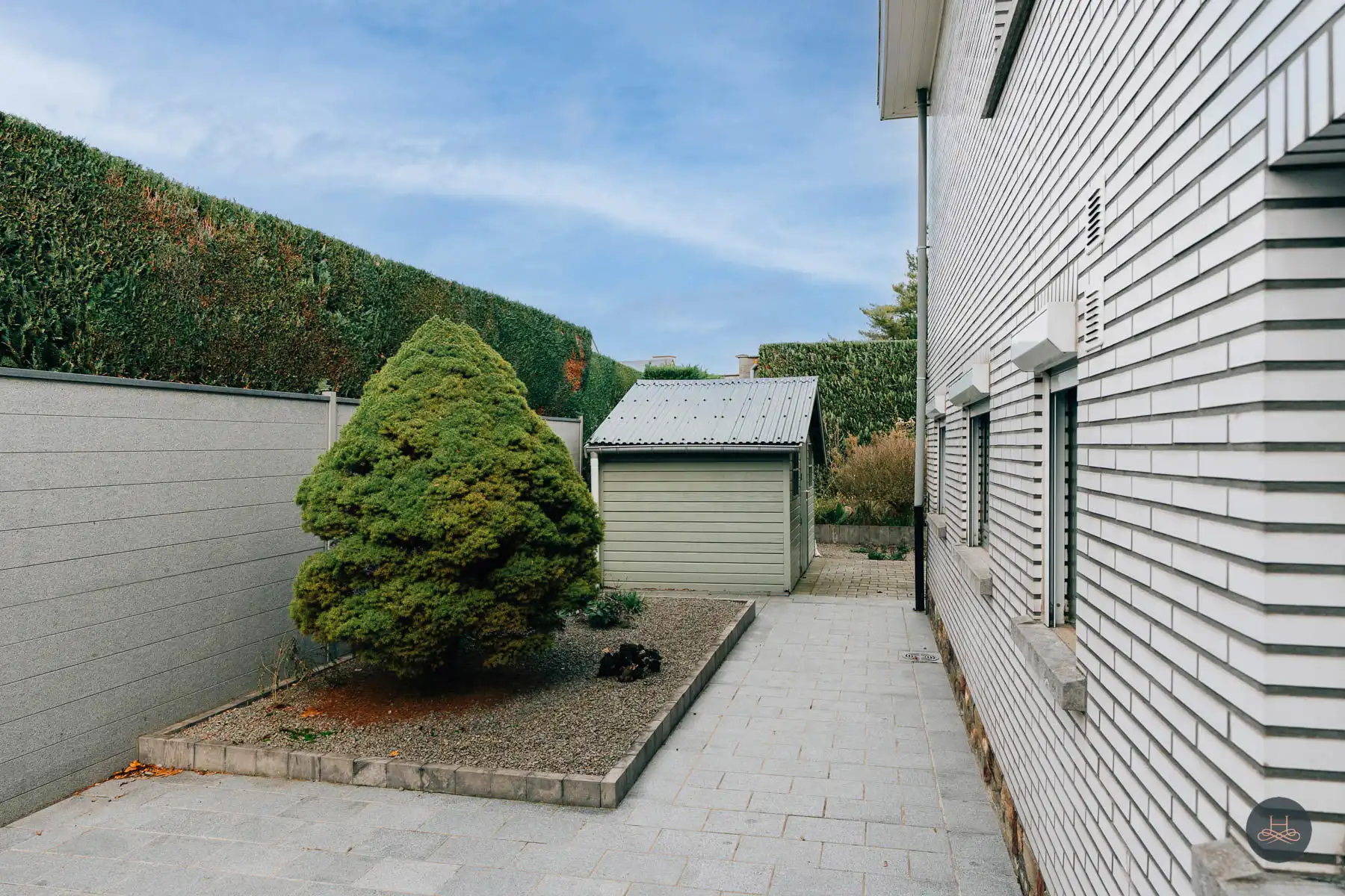 Charmante open bebouwing met grote garage en groene tuin foto 6