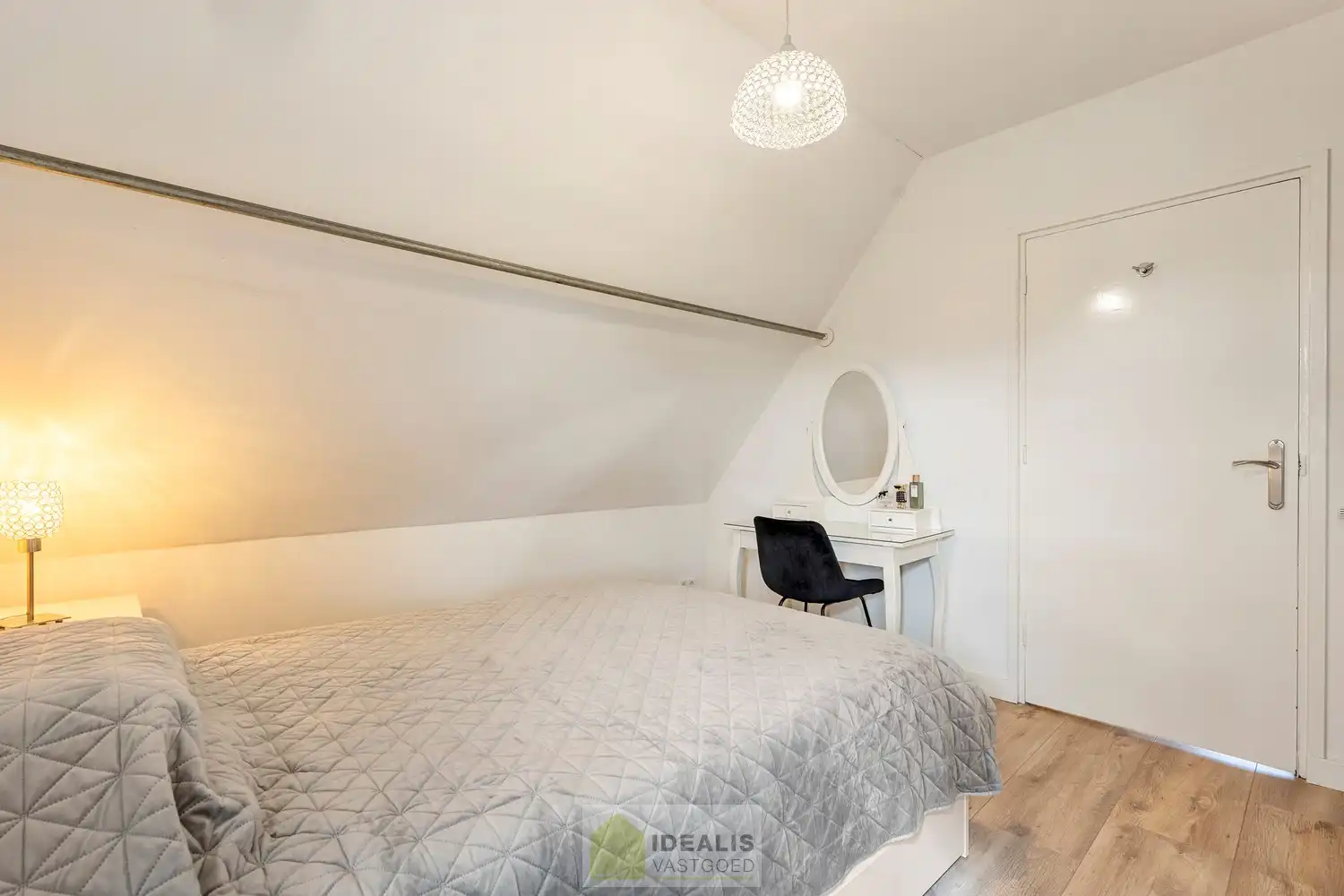 Recent gerenoveerde en perfect onderhouden eengezinswoning met lichtrijke leefruimte, praktisch uitgeruste keuken, 3 slaapkamers, knappe badkamer en knap bijgebouw! foto 30