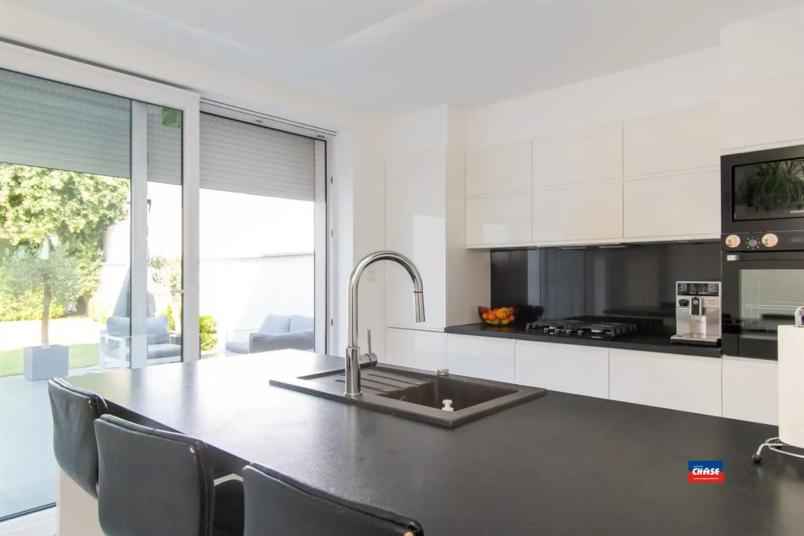 Gerenoveerde woning met terras, drie slaapkamers en garage foto 8