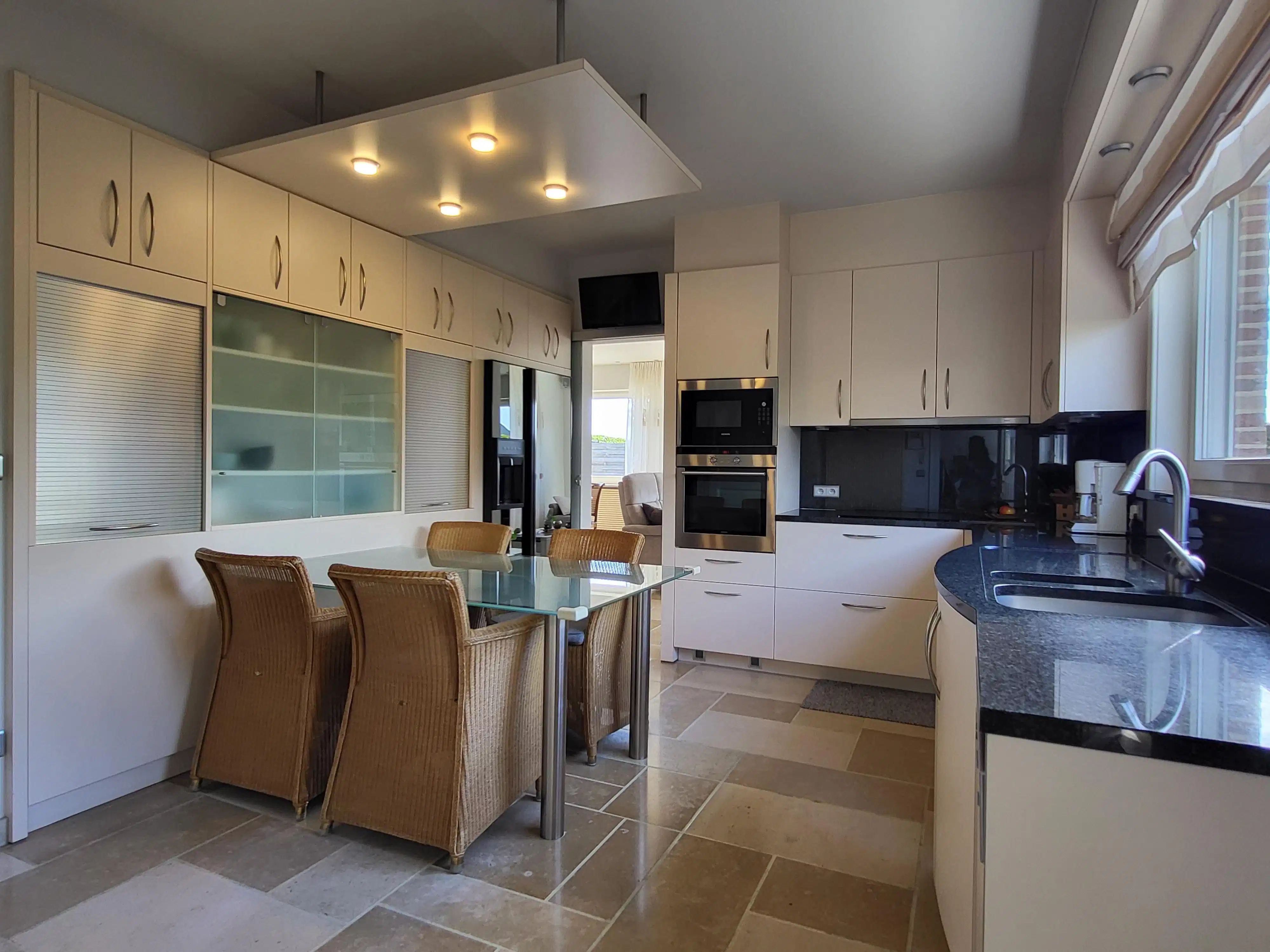 Deze ruime en uitstekend onderhouden villa-bungalow op een perceel van 1.264 m² combineert comfort, functionaliteit en een aangename woonbeleving met een zuidgericht terras en een prachtig aangelegde tuin met zwembad en badhuis.  foto 17