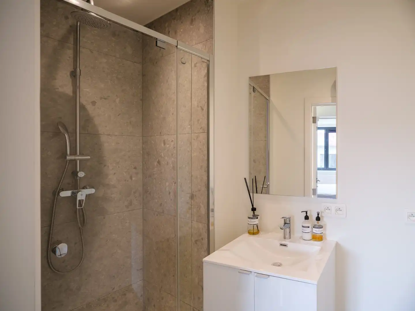 Instapklaar 3-slaapkamerappartement aan het Adolf Papeleupark foto 9