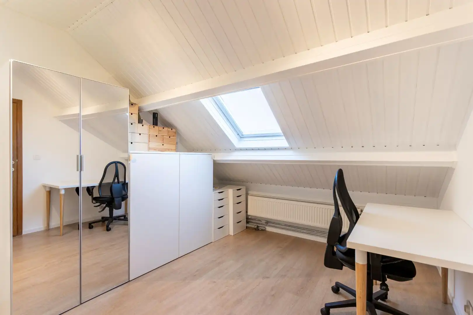 Instapklare woning met 3 slaapkamers, tuin en 2 garages.  foto 13