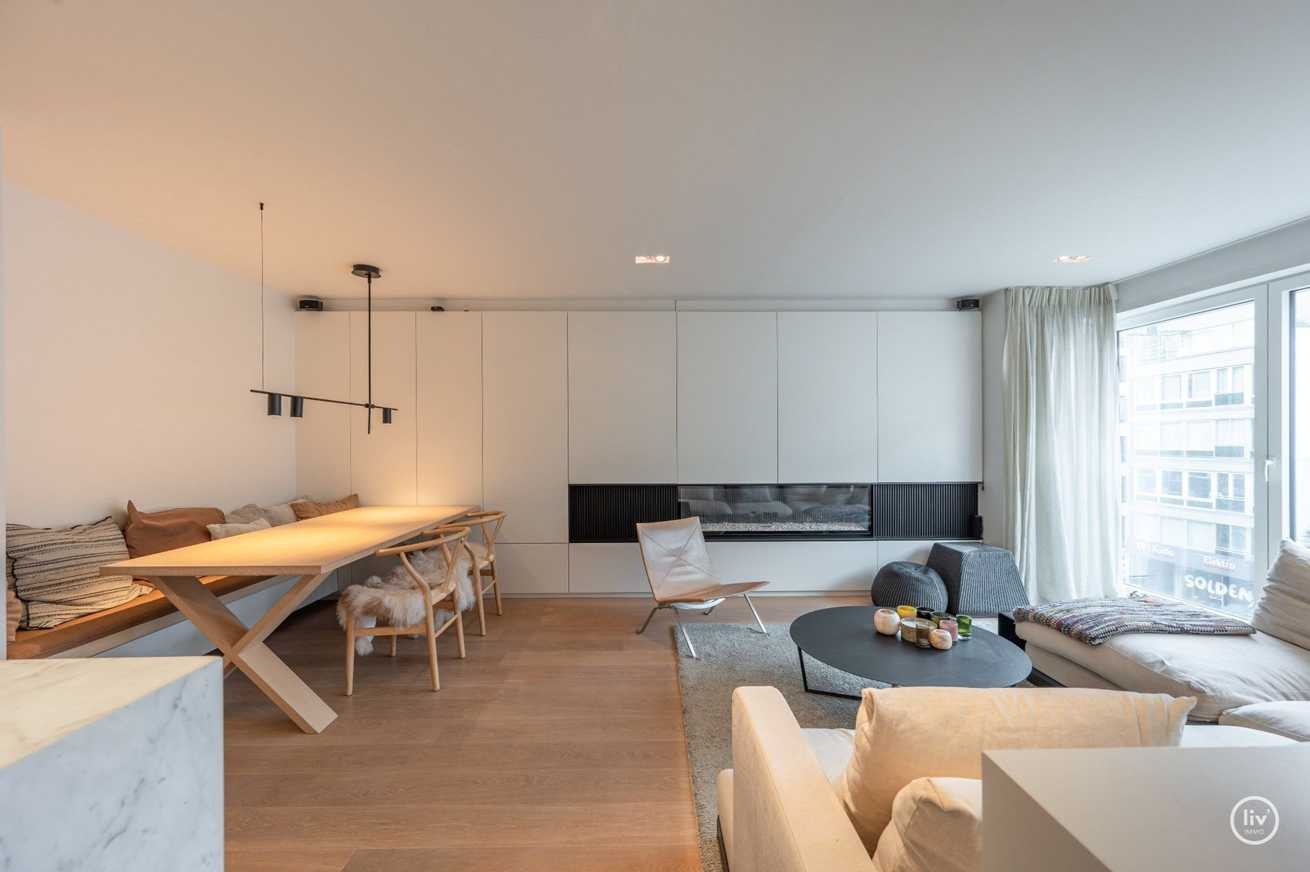 Mooi gerenoveerd, ruim 2 slaapkamer-appartement met mooie gevelbreedte centraal gelegen op de Lippenslaan te Knokke.  foto 2