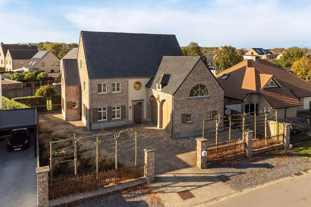 karaktervolle villa met zonnige tuin en zwembad foto 2