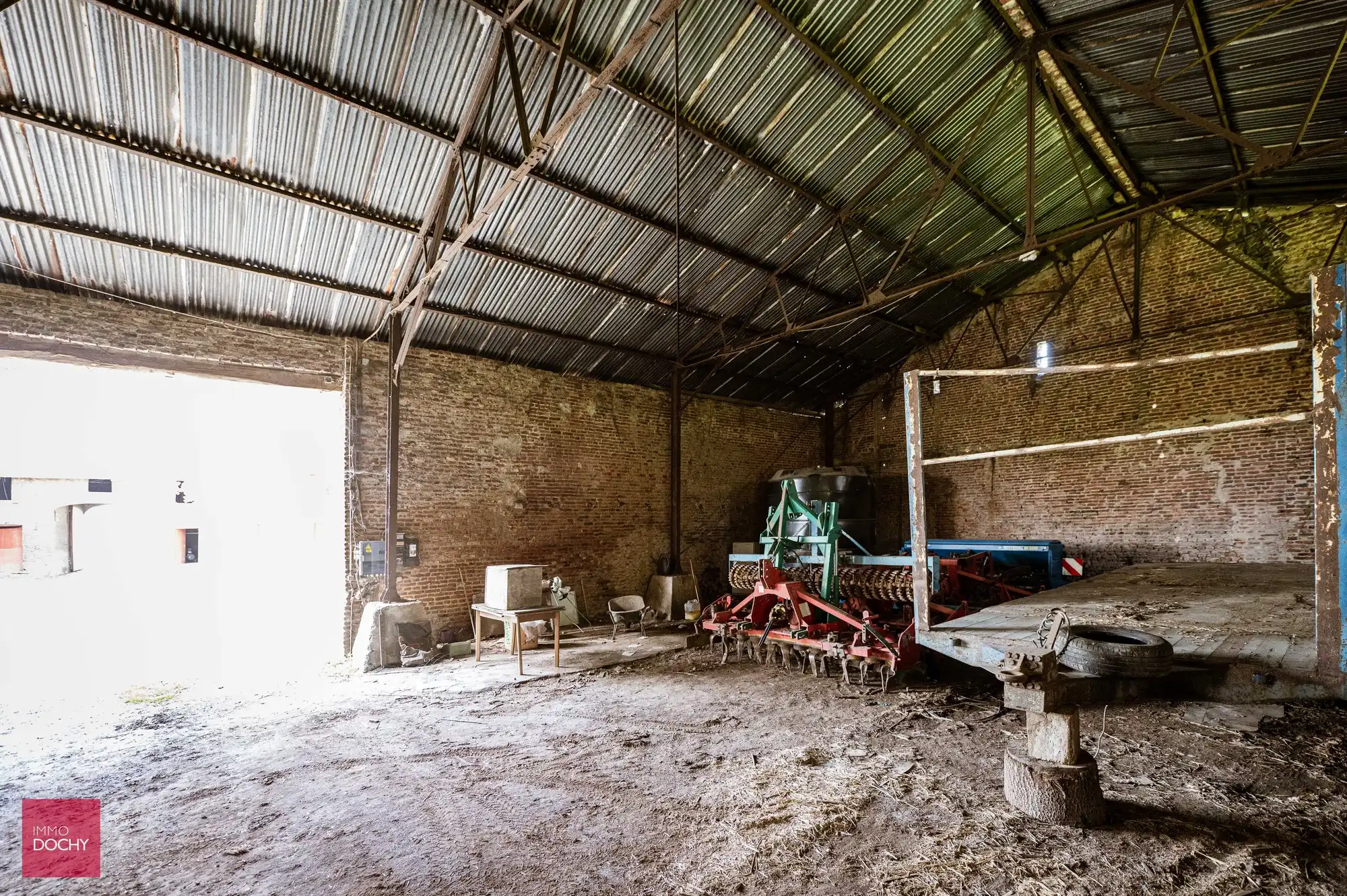 Historische omwalde hoeve met verschillende bijgebouwen foto 20