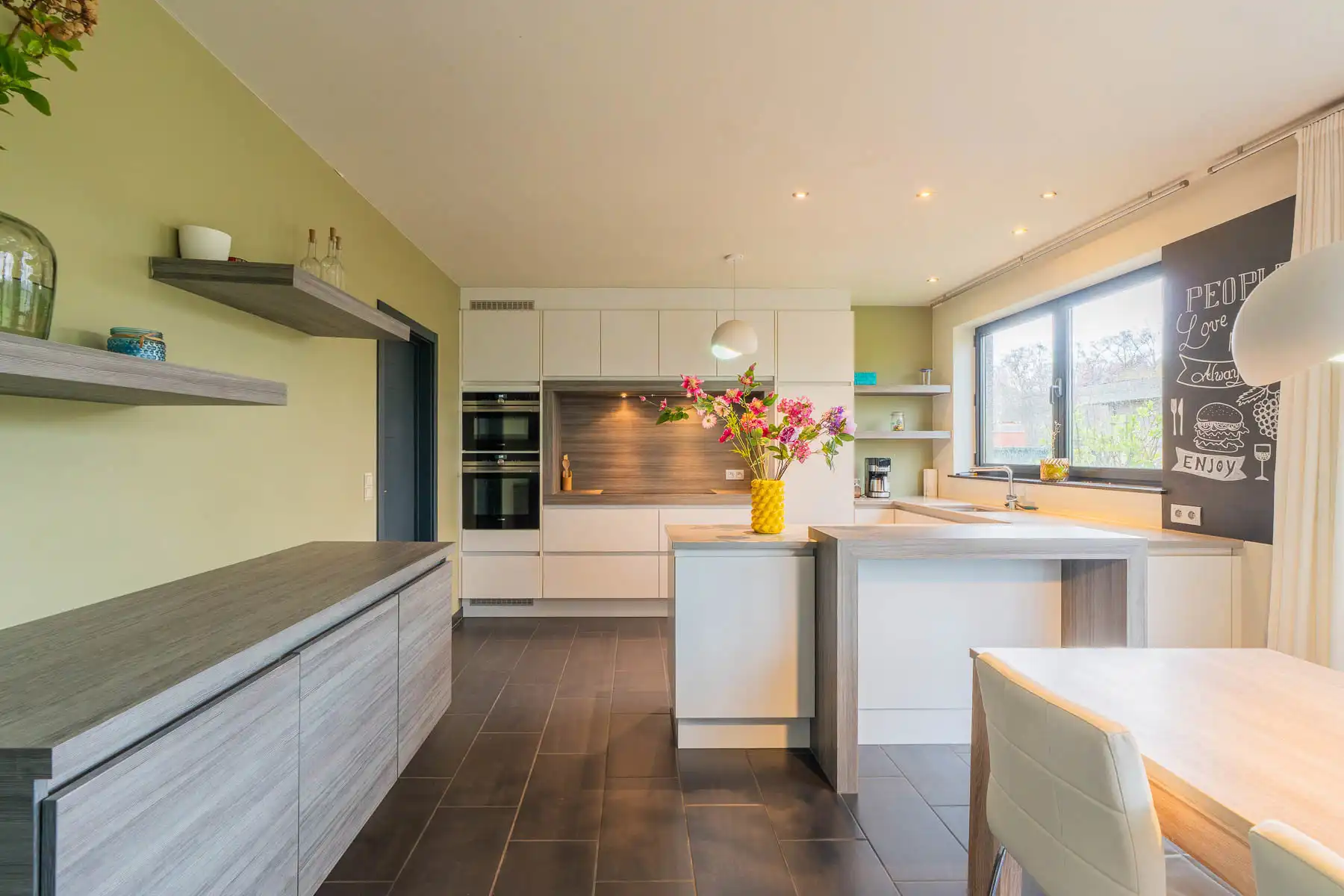 Ruime en moderne open bebouwing met prachtige tuin foto 9