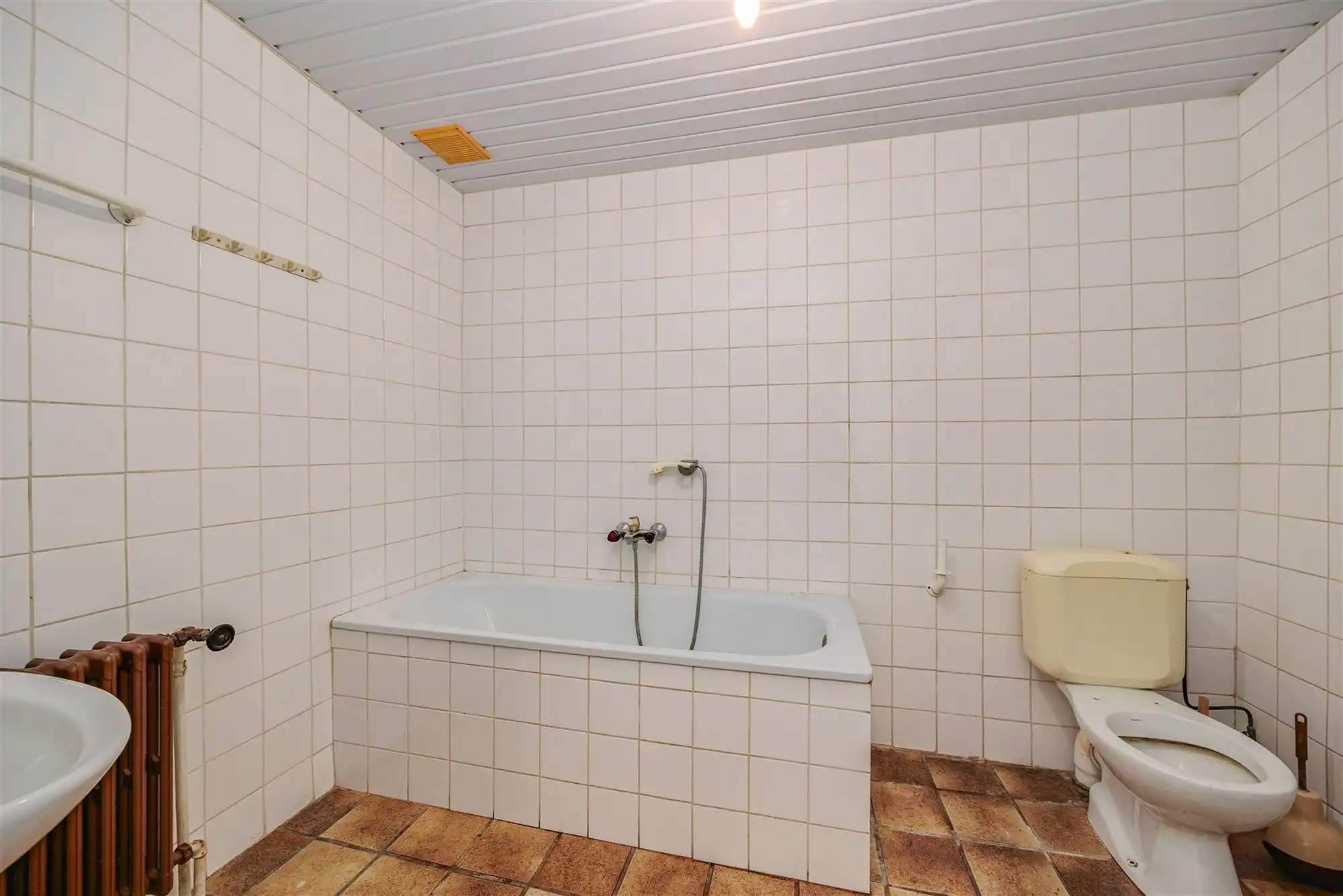 Te renoveren woning met 4 - 5 slk en garage foto 19