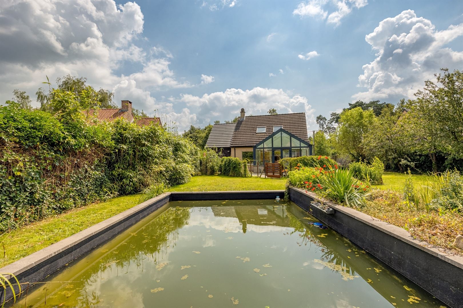 Vrijstaande woning met grote tuin foto 1