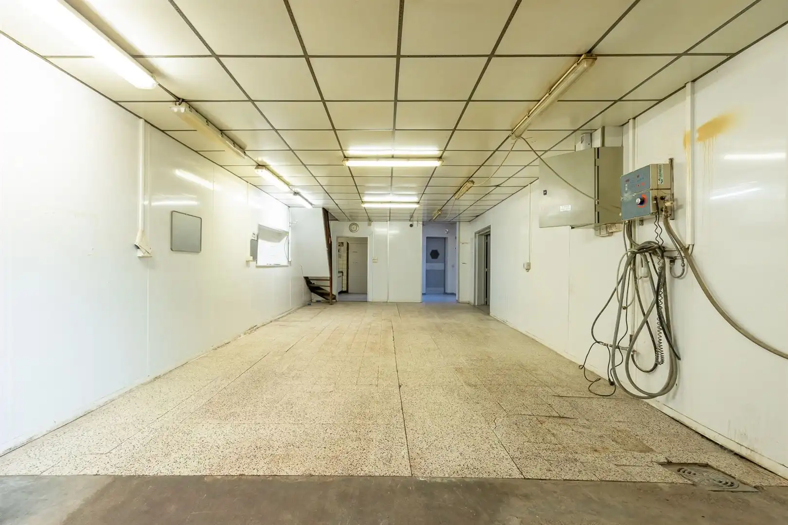 Hedendaagse commerciële ruimte met appartement foto 9